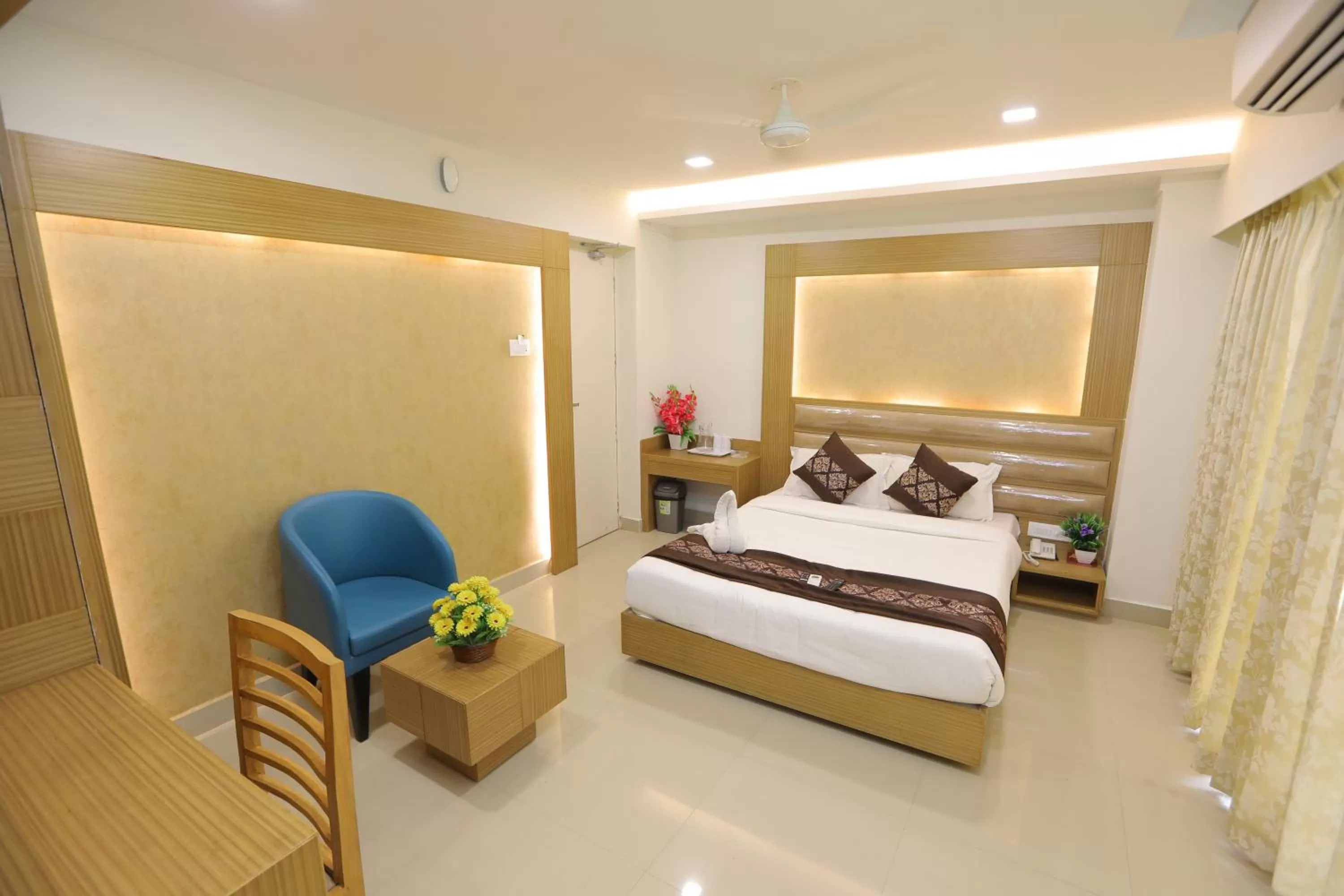 Photo of the whole room, Bed in Greens Suite - Business Class Hotel - Opposite Ripon Building