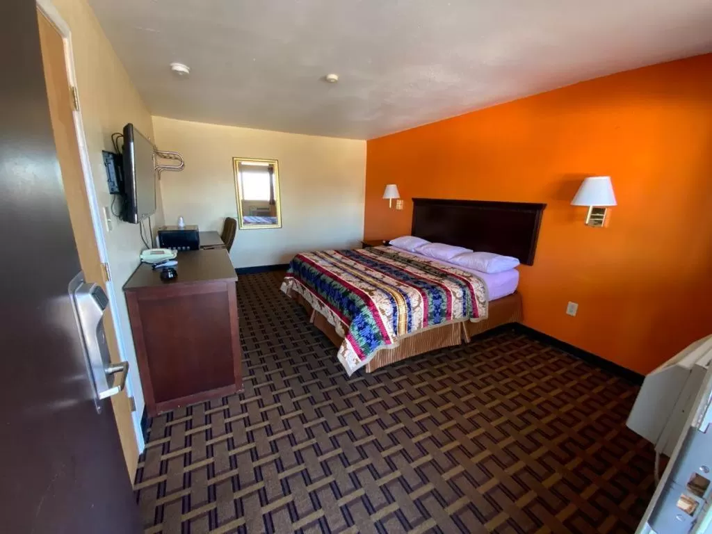 Bed in Indian Mound Motel