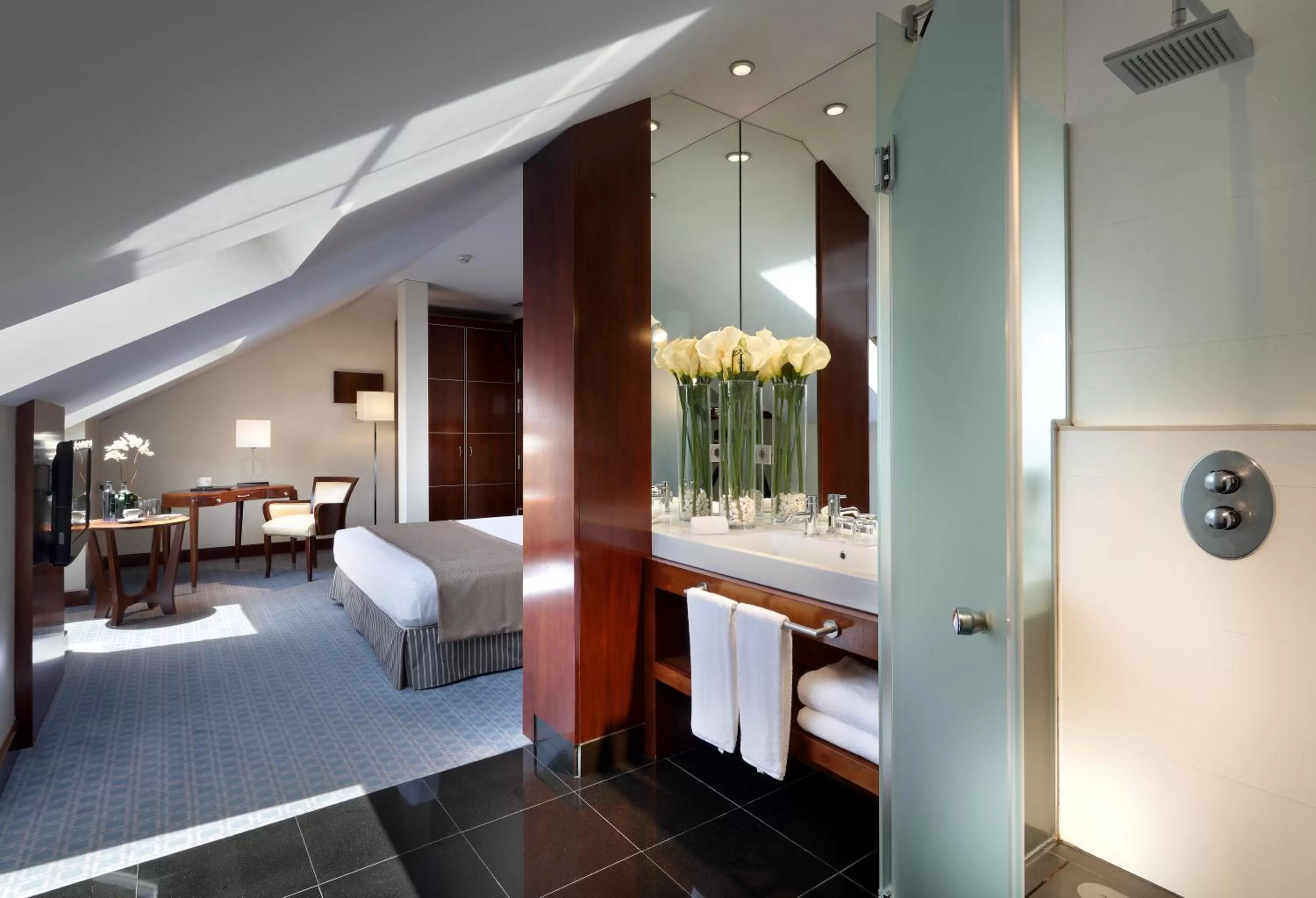 Bathroom, Bed in Eurostars Gran Via