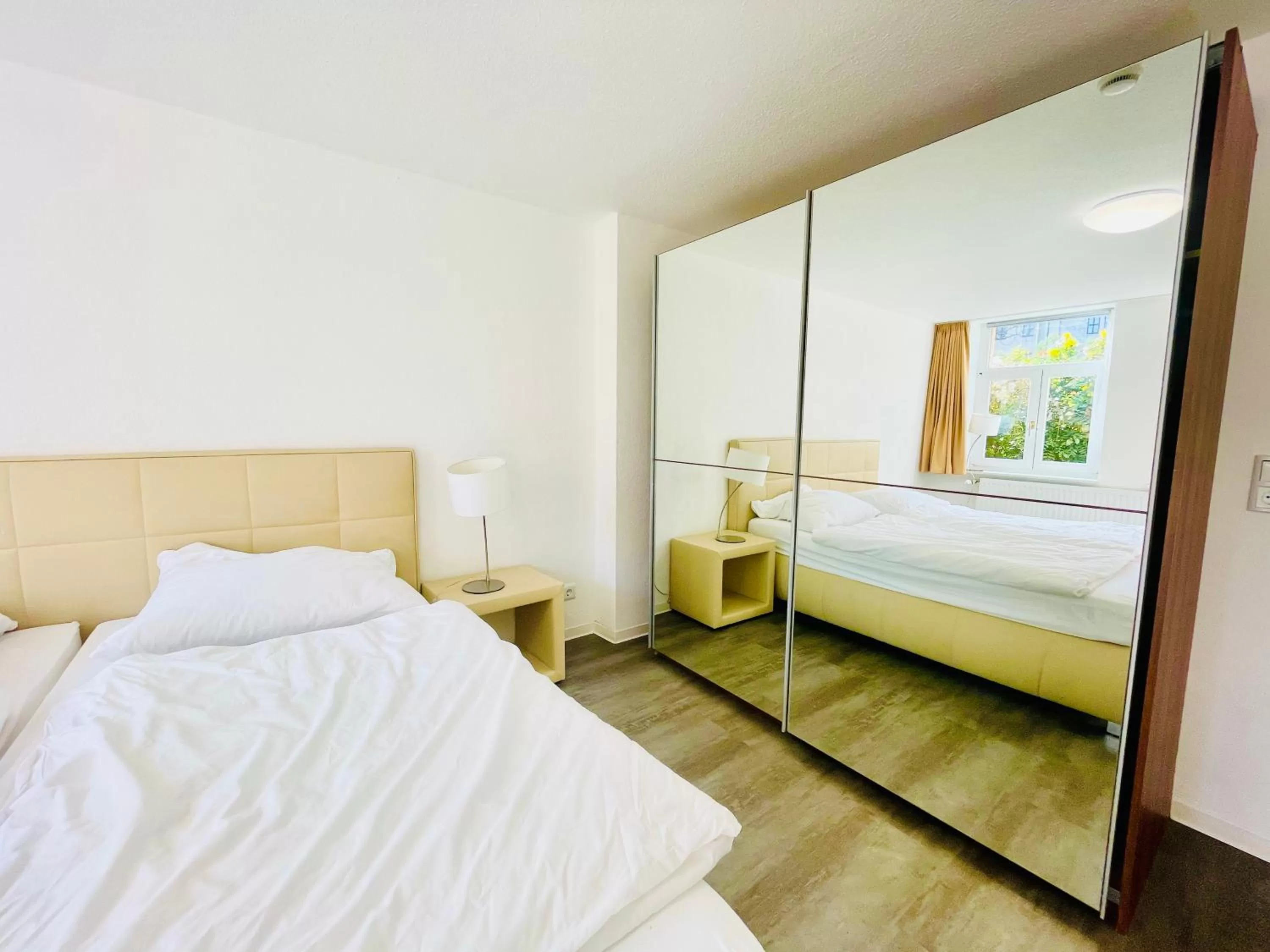 Bed in Saale, Marktplatz Zentrum, Apartmenthaus am Dom von Plant Room