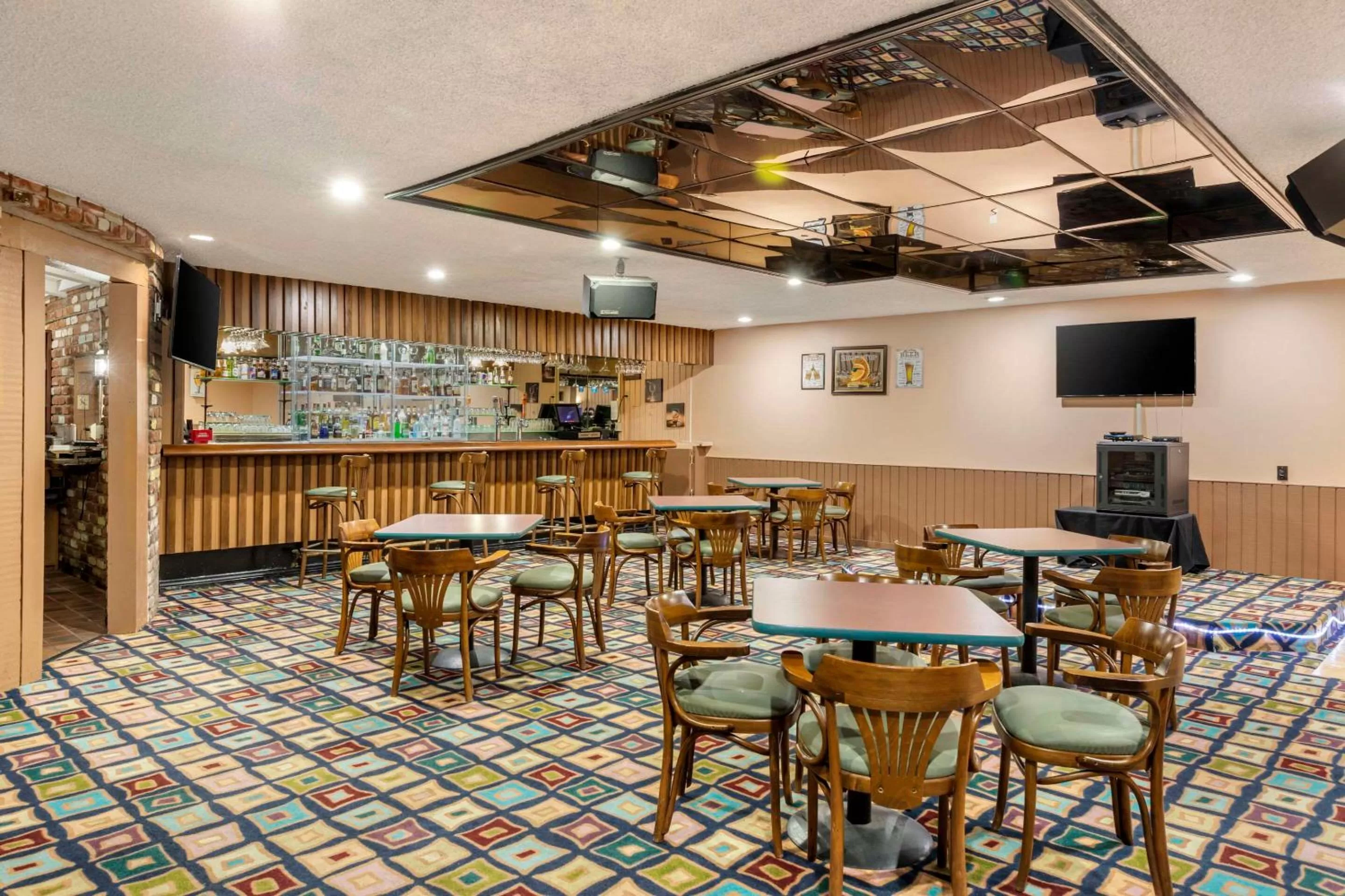 Lounge or bar in Clarion Hotel Anaheim Resort