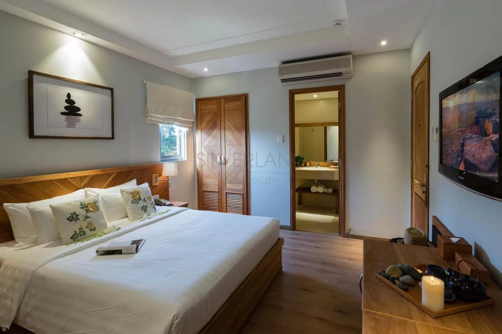 View (from property/room), Bed in Silverland Yen Hotel