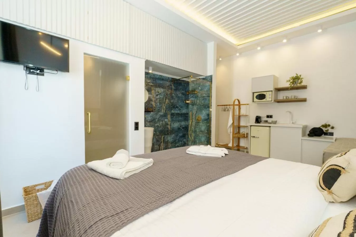 Bed in La Vie Hydra Luxury Suites