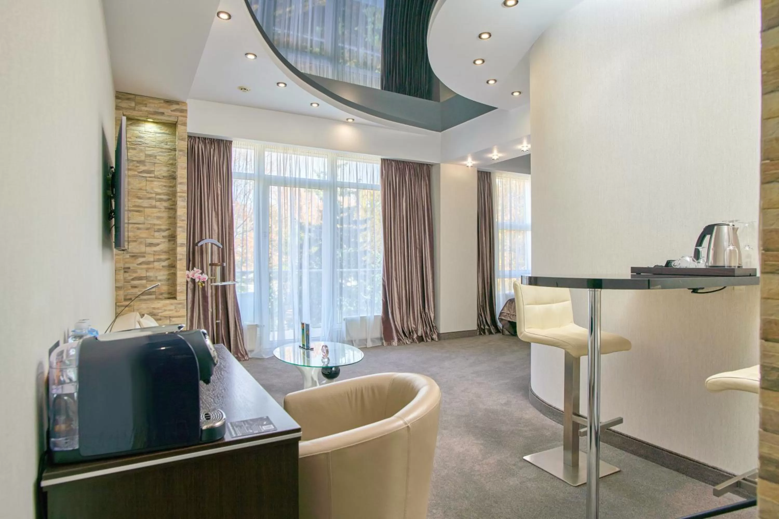 Living room, TV/Entertainment Center in Hotel & Spa NEMO with dolphins