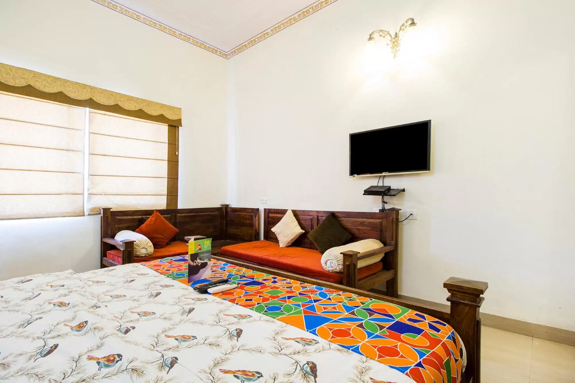 Seating area, Bed in Hotel Raj Kothi Jaipur airport