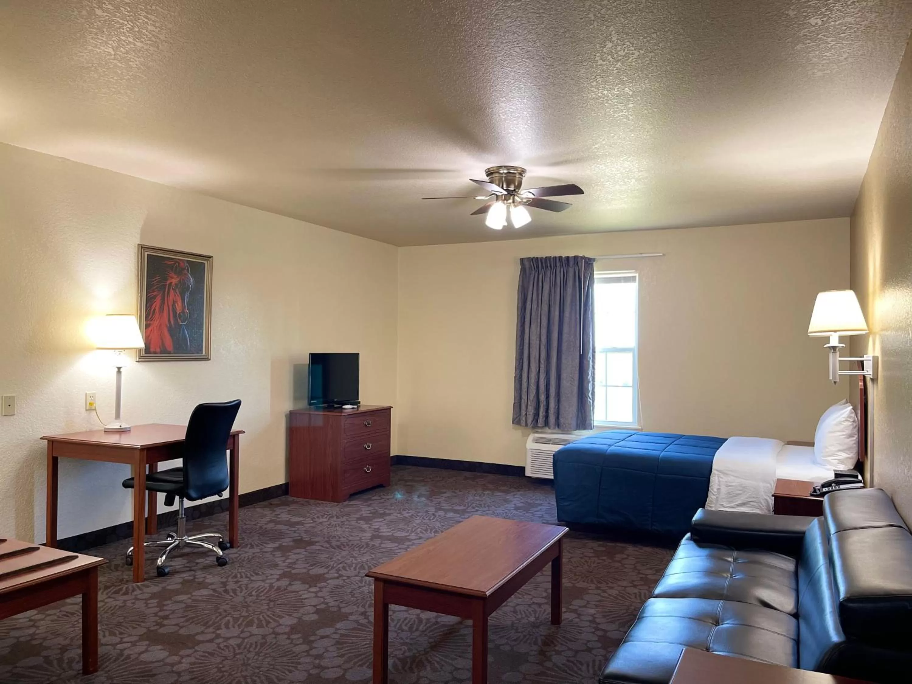Living room, Bed in Candlelight Inn & Suites Hwy 69 near McAlester