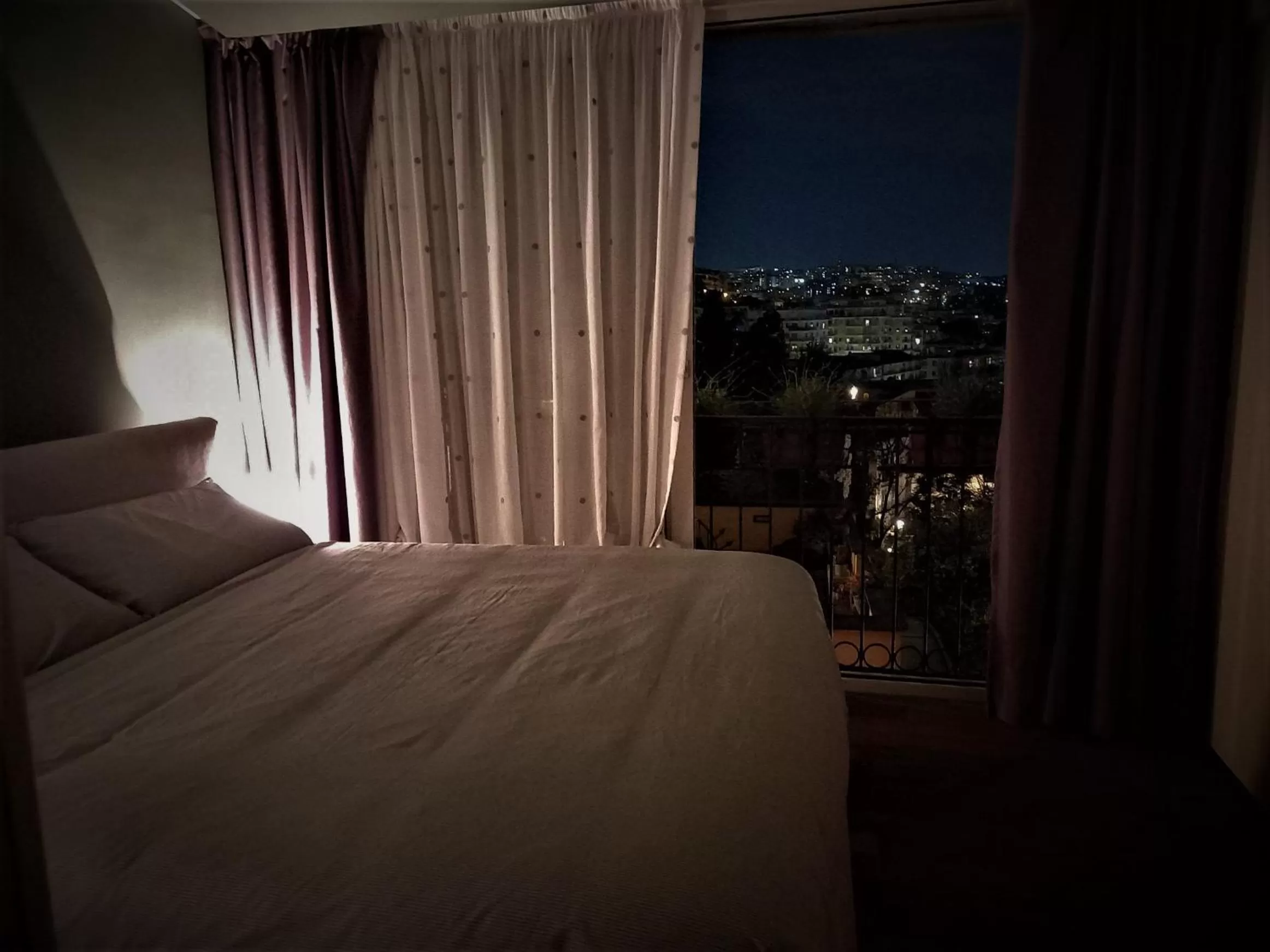 Night, Bed in Le Petit Palais - Naples