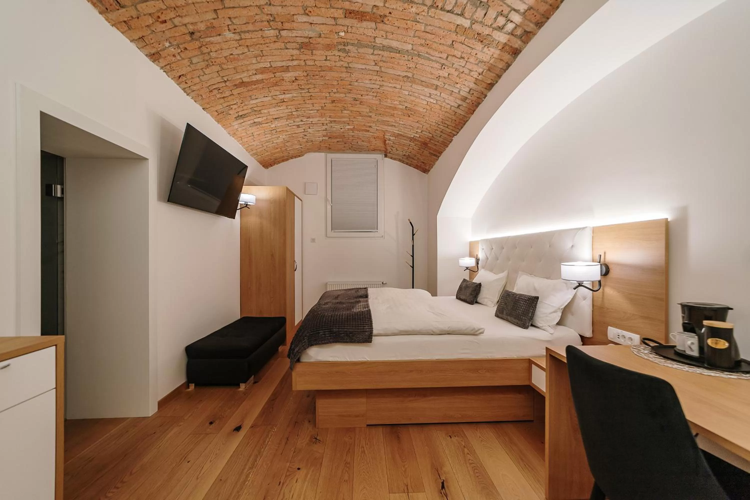 Property building, Bed in Operna klet Ljubljana