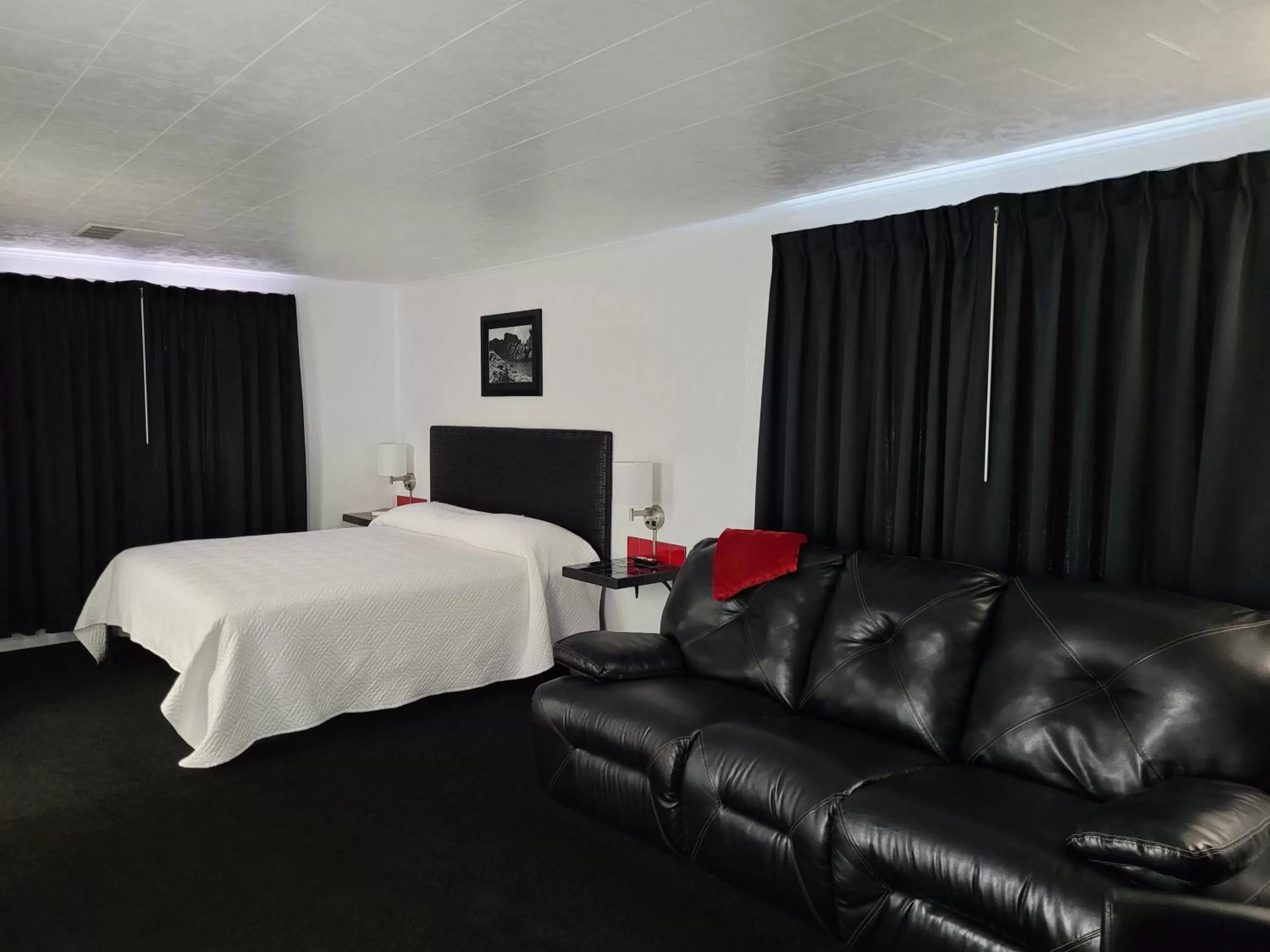 Photo of the whole room, Bed in Rocket Motel