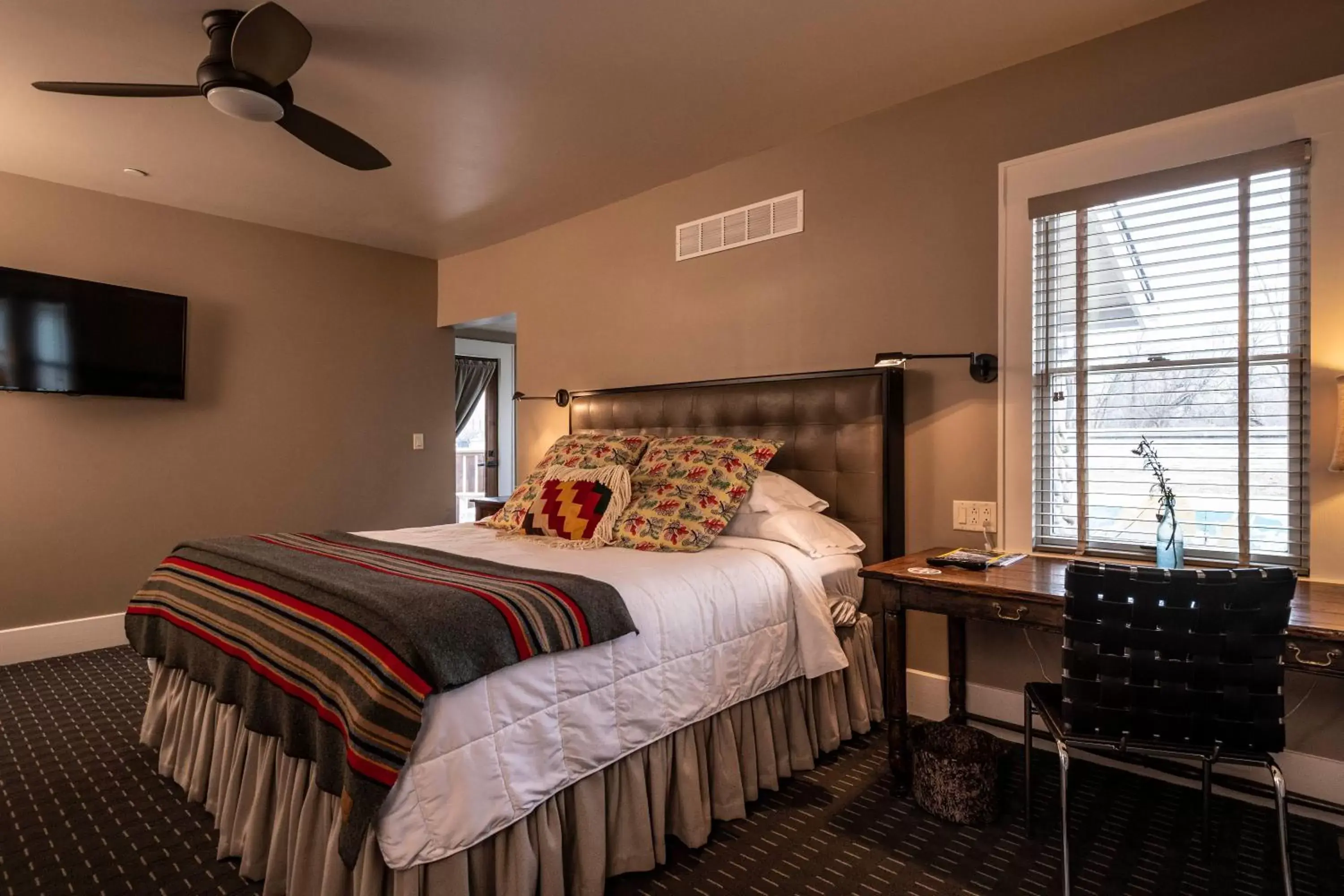 Family Room with Balcony in Hotel Broad Ripple Family Room with Balcony in Hotel Broad Ripple