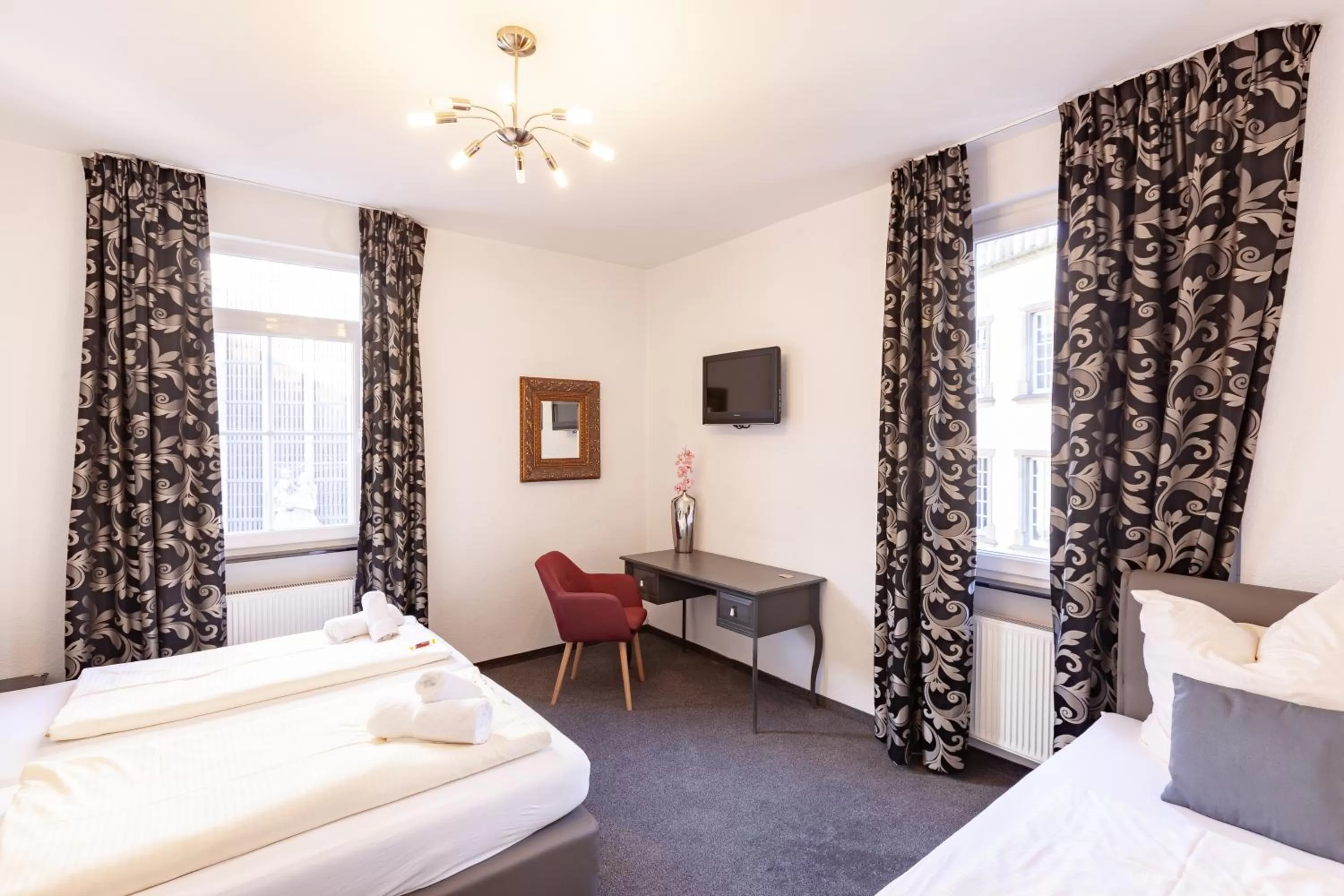 Photo of the whole room, Bed in BrauHotel Bonn