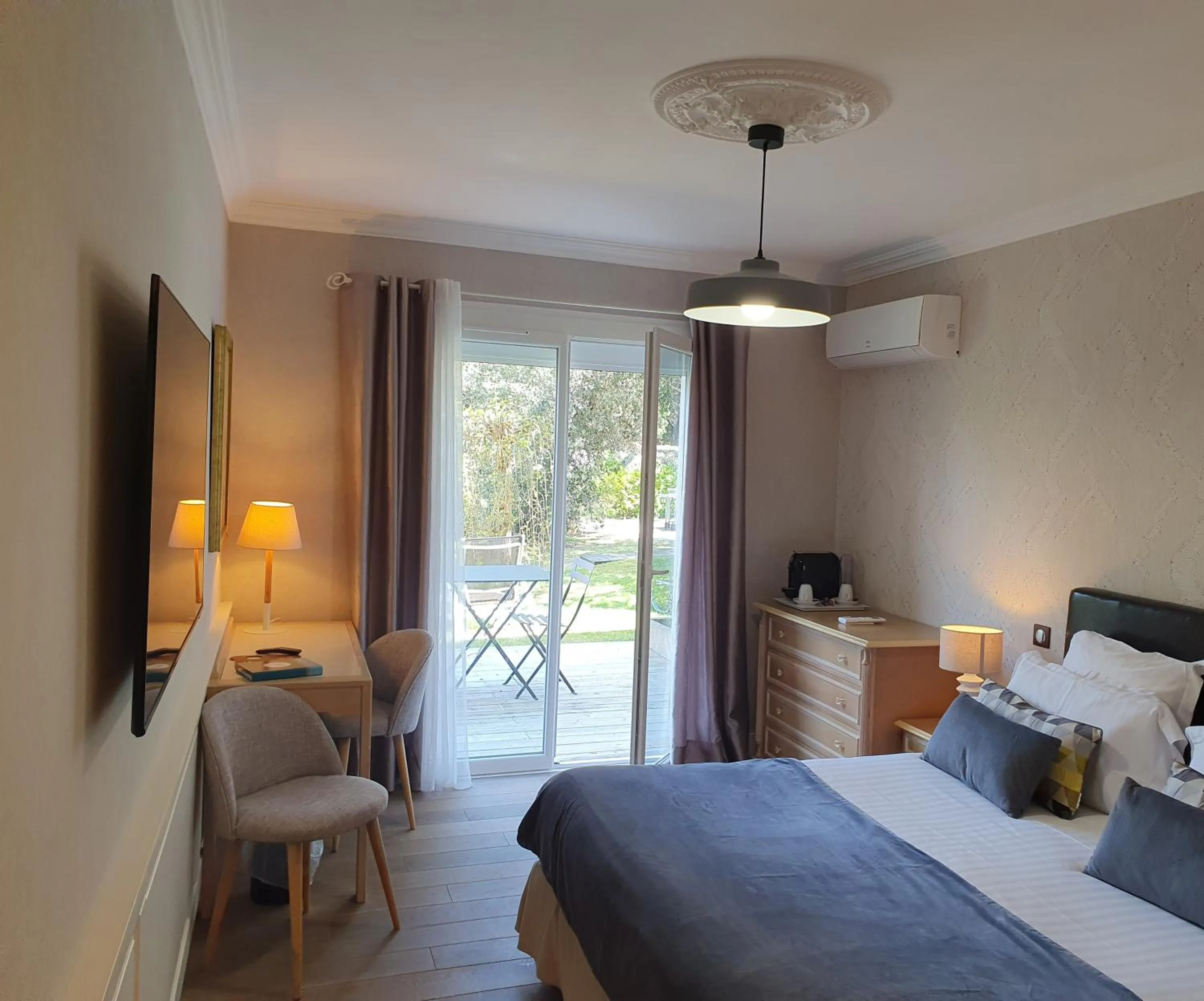 Bedroom, Bed in Hôtel The Originals Résidence de Rohan (EX RELAIS DU SILENCE)