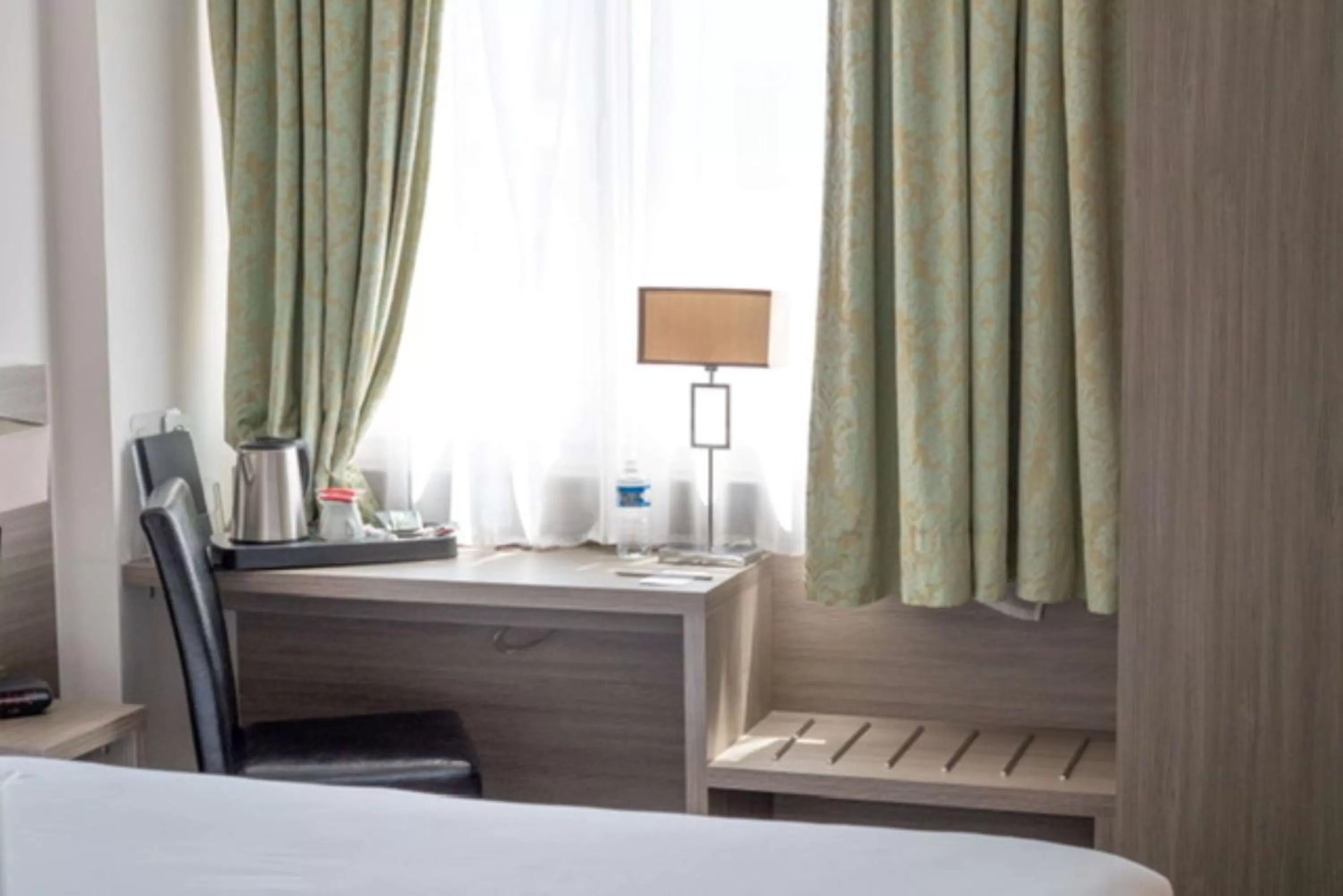 Photo of the whole room, Bed in Best Western Hôtel des Thermes - Balaruc les Bains Sète