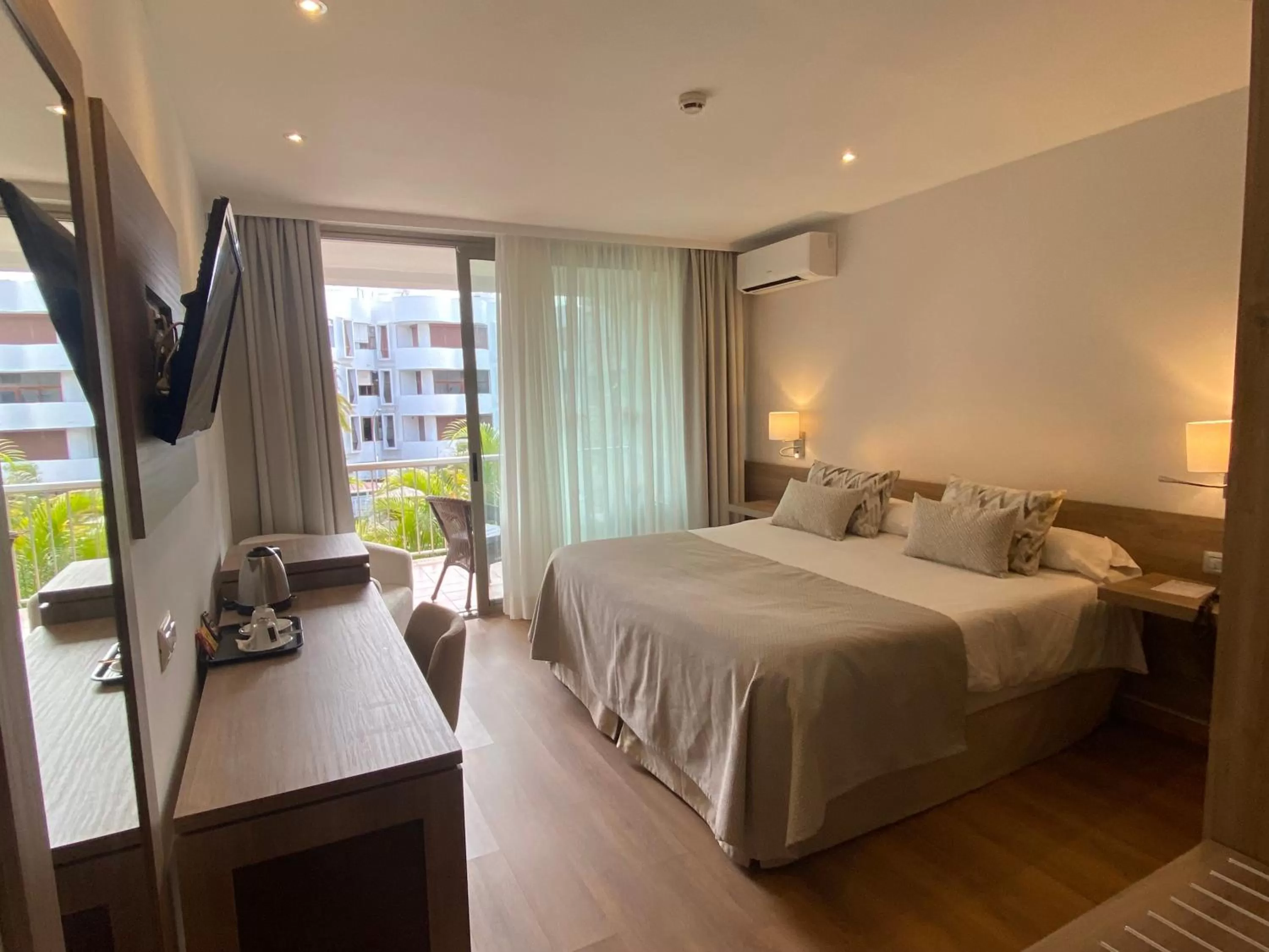 Balcony/Terrace, Bed in Hotel Colon Rambla