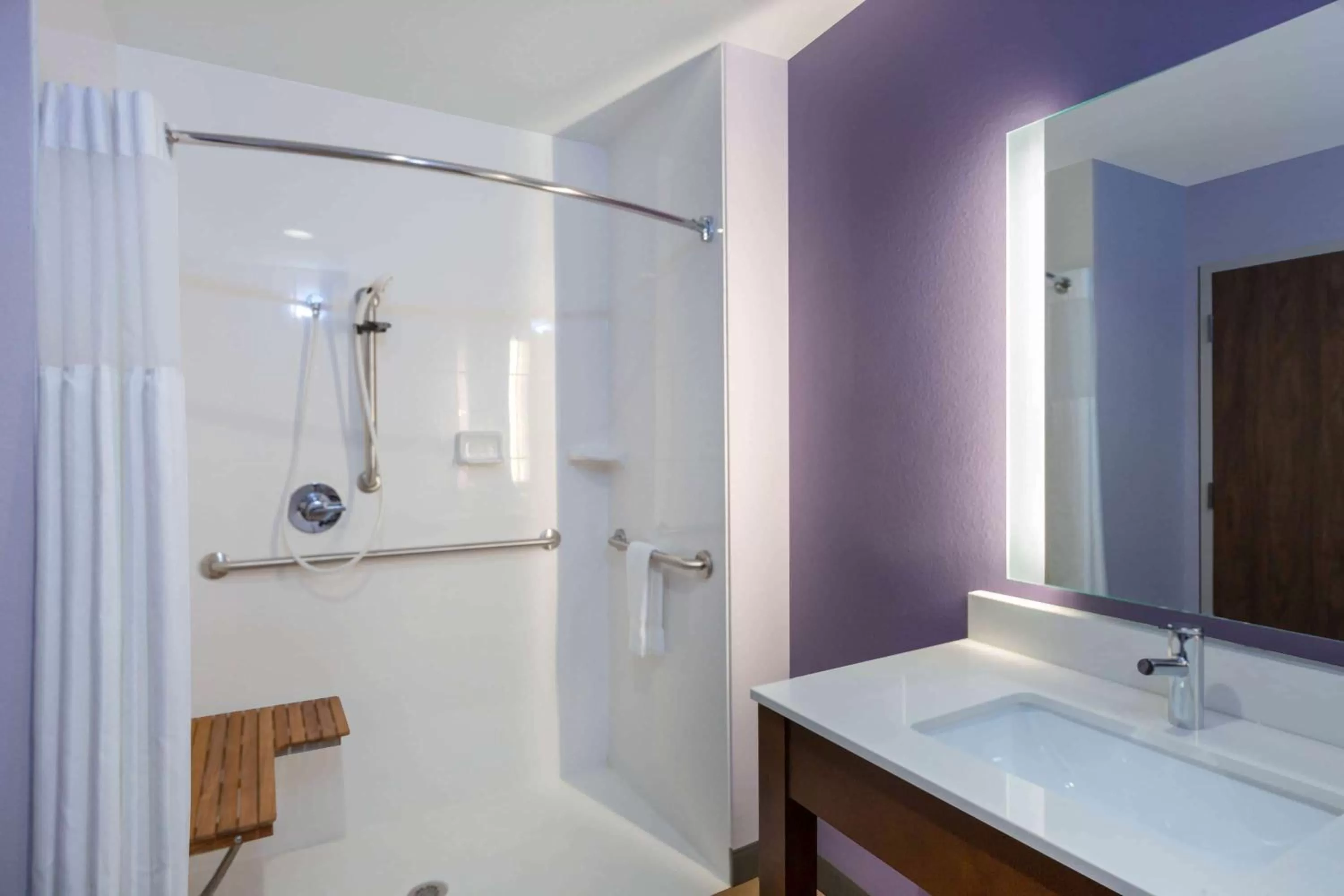 Photo of the whole room in La Quinta by Wyndham Altoona Des Moines