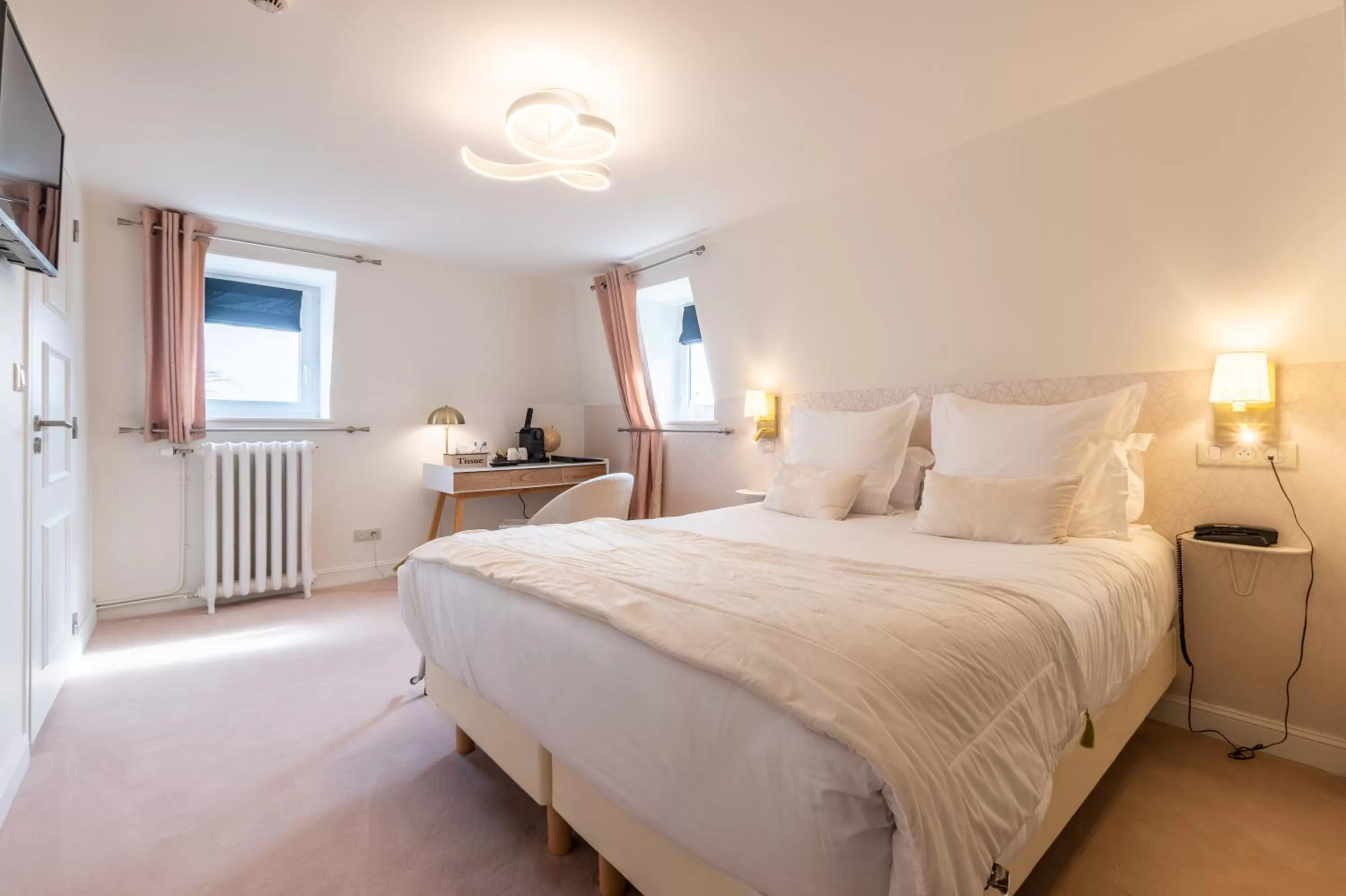 Bed in Hôtel Échappée en Baie - Parking privé gratuit dont forfaits bornes électriques réservable