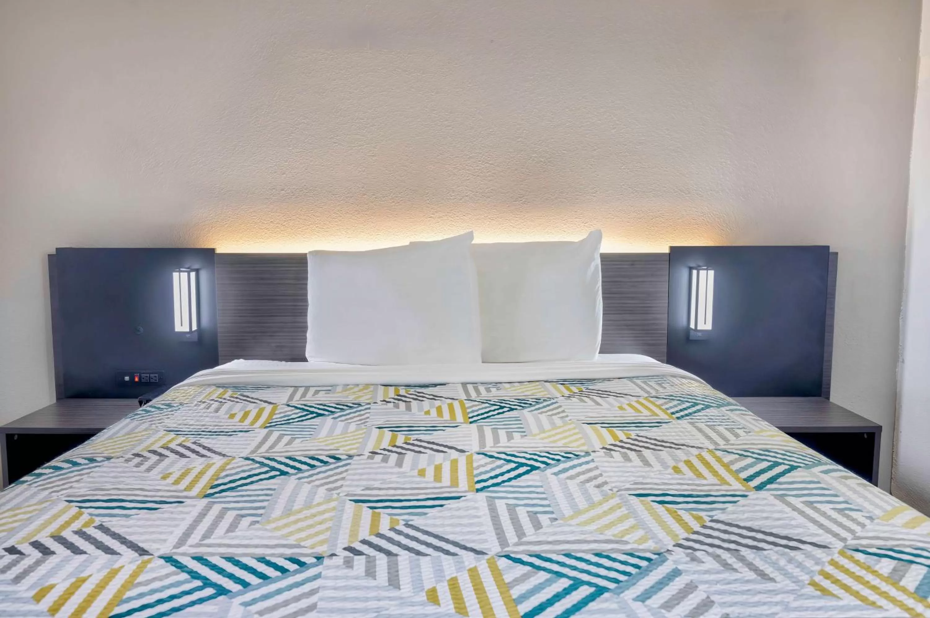 Bedroom, Bed in Motel 6-Villa Park, IL - Chicago West