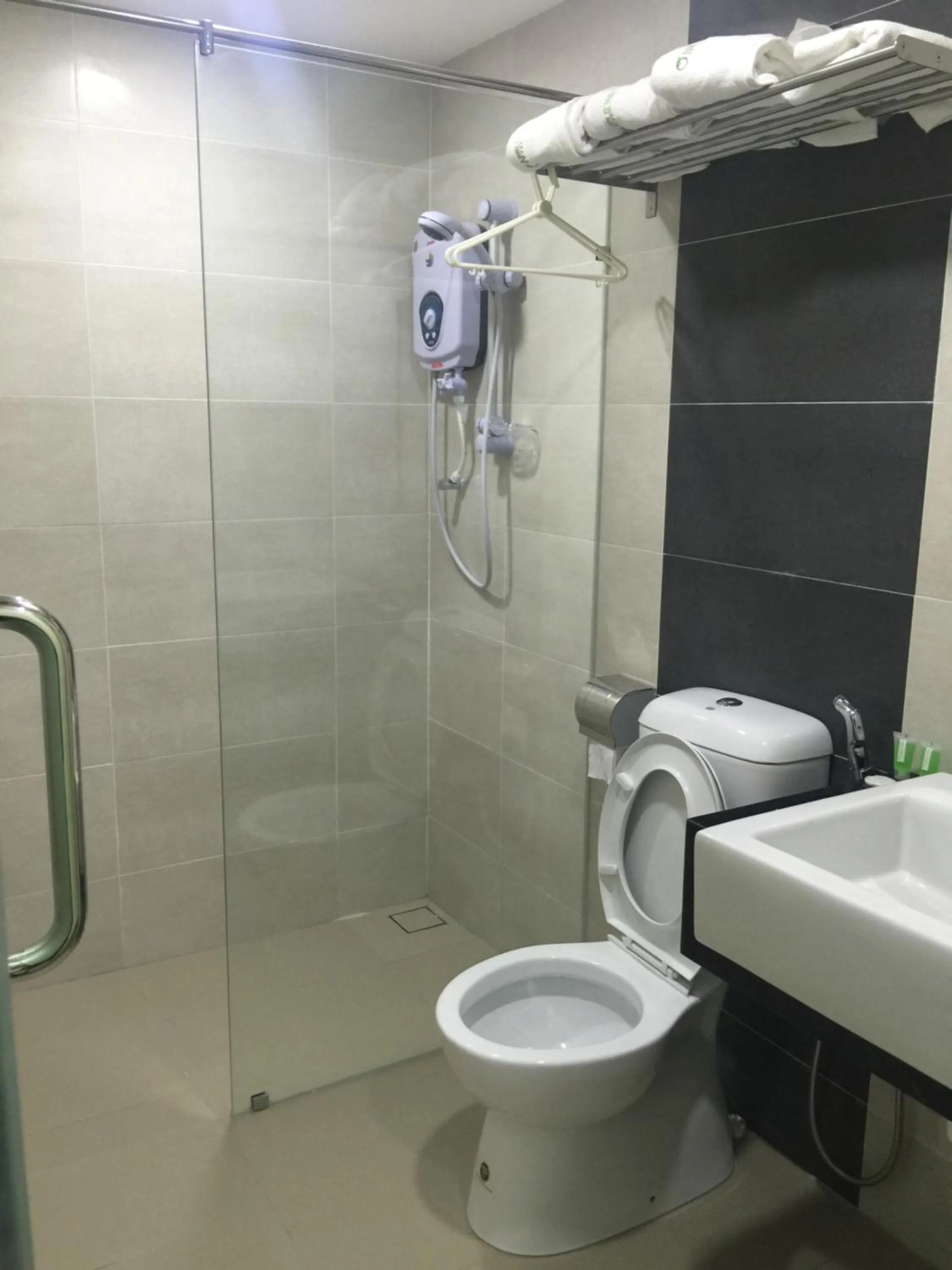 Shower in Apple Inn Hotel