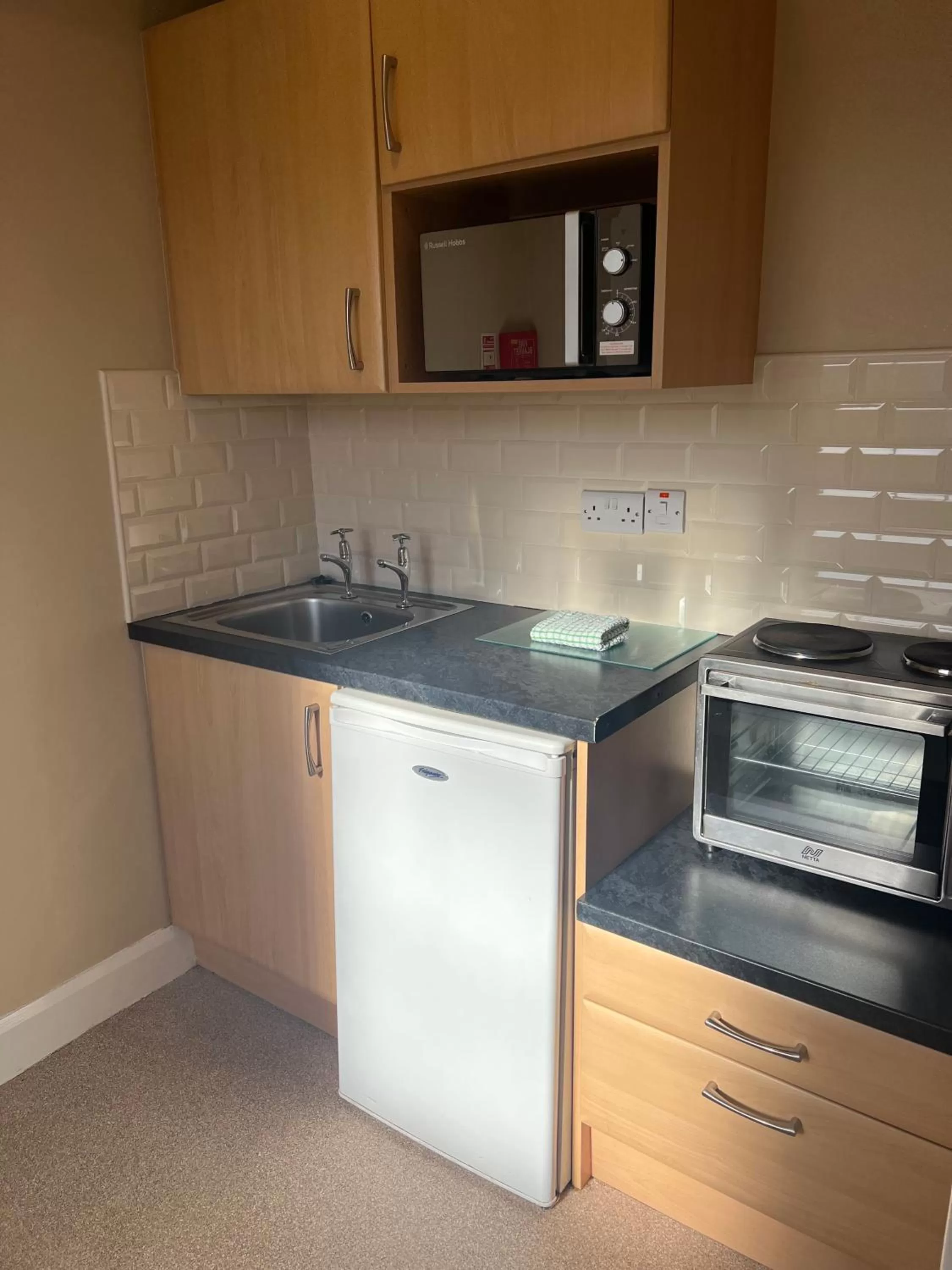 Kitchen or kitchenette in Belmore Court & Motel