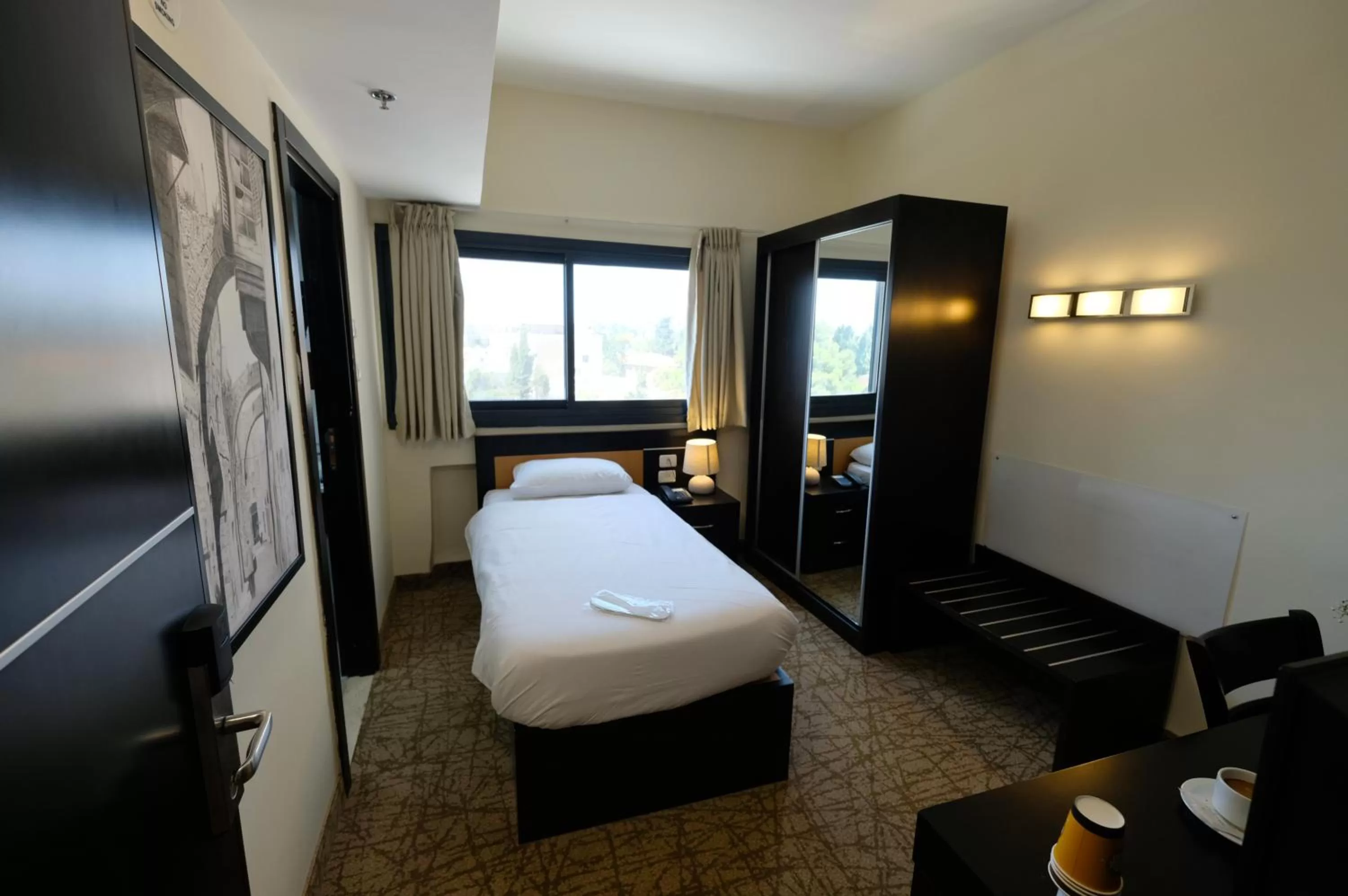 Photo of the whole room, Bed in New Capitol Hotel - Jerusalem