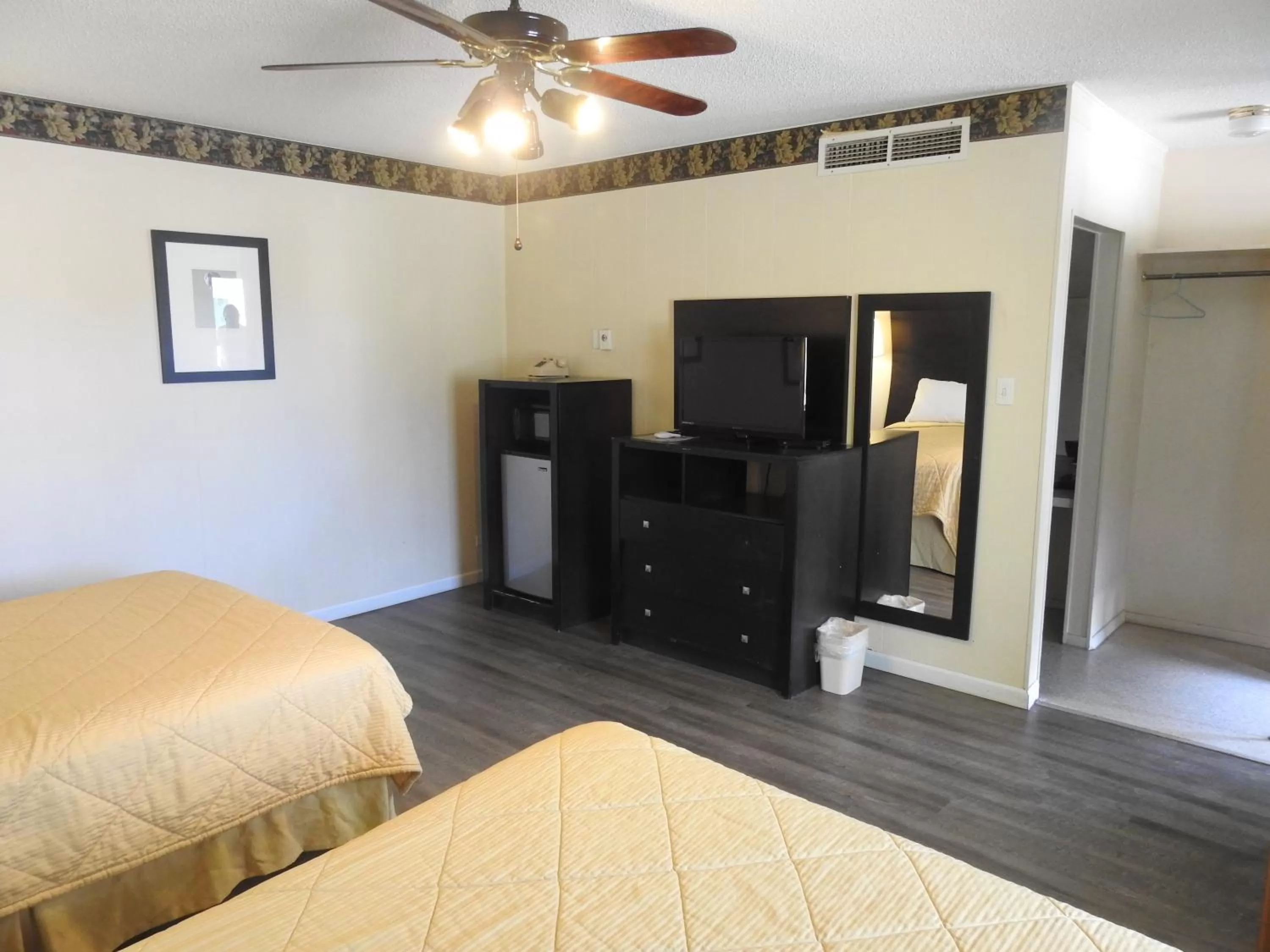 minibar, Bed in Economy Inn