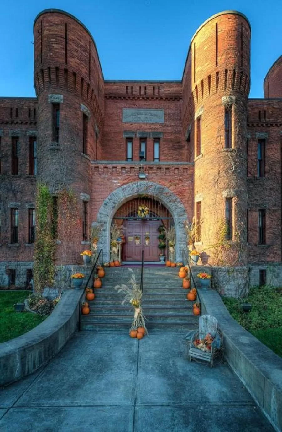 Facade/entrance in Amsterdam Castle NY
