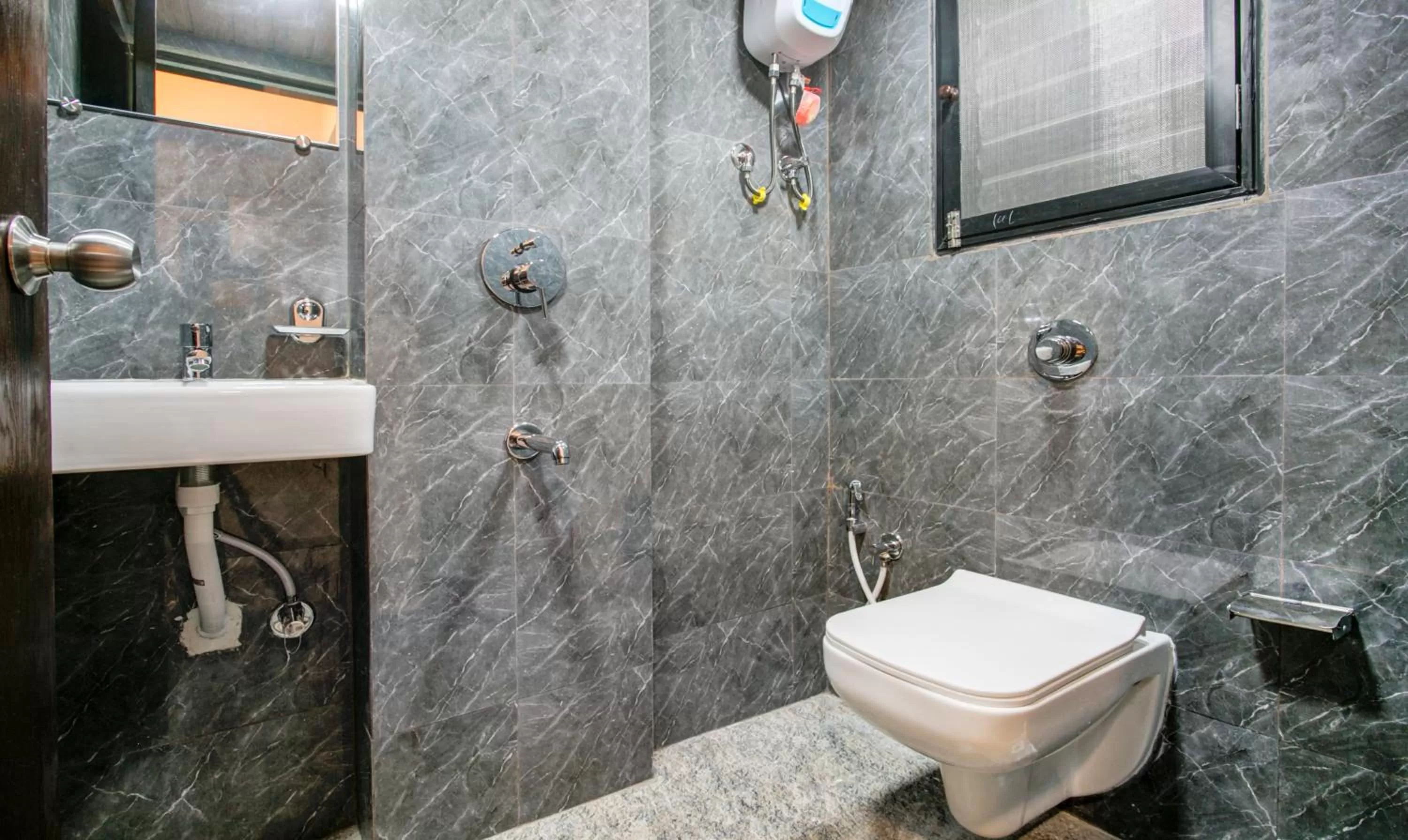 Toilet in Treebo Kings Inn Vashi