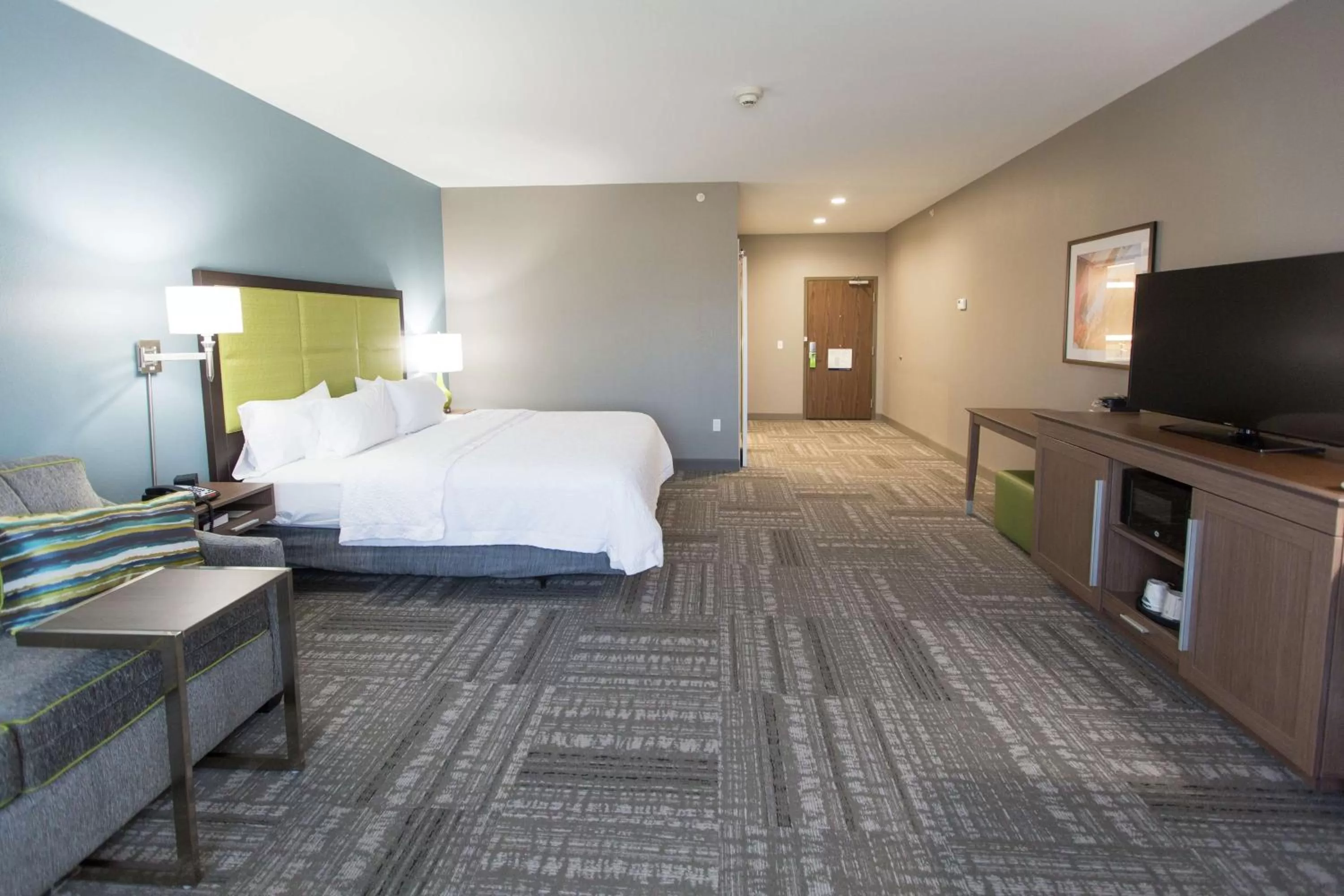 Bedroom, Bed in Hampton Inn & Suites Stroud