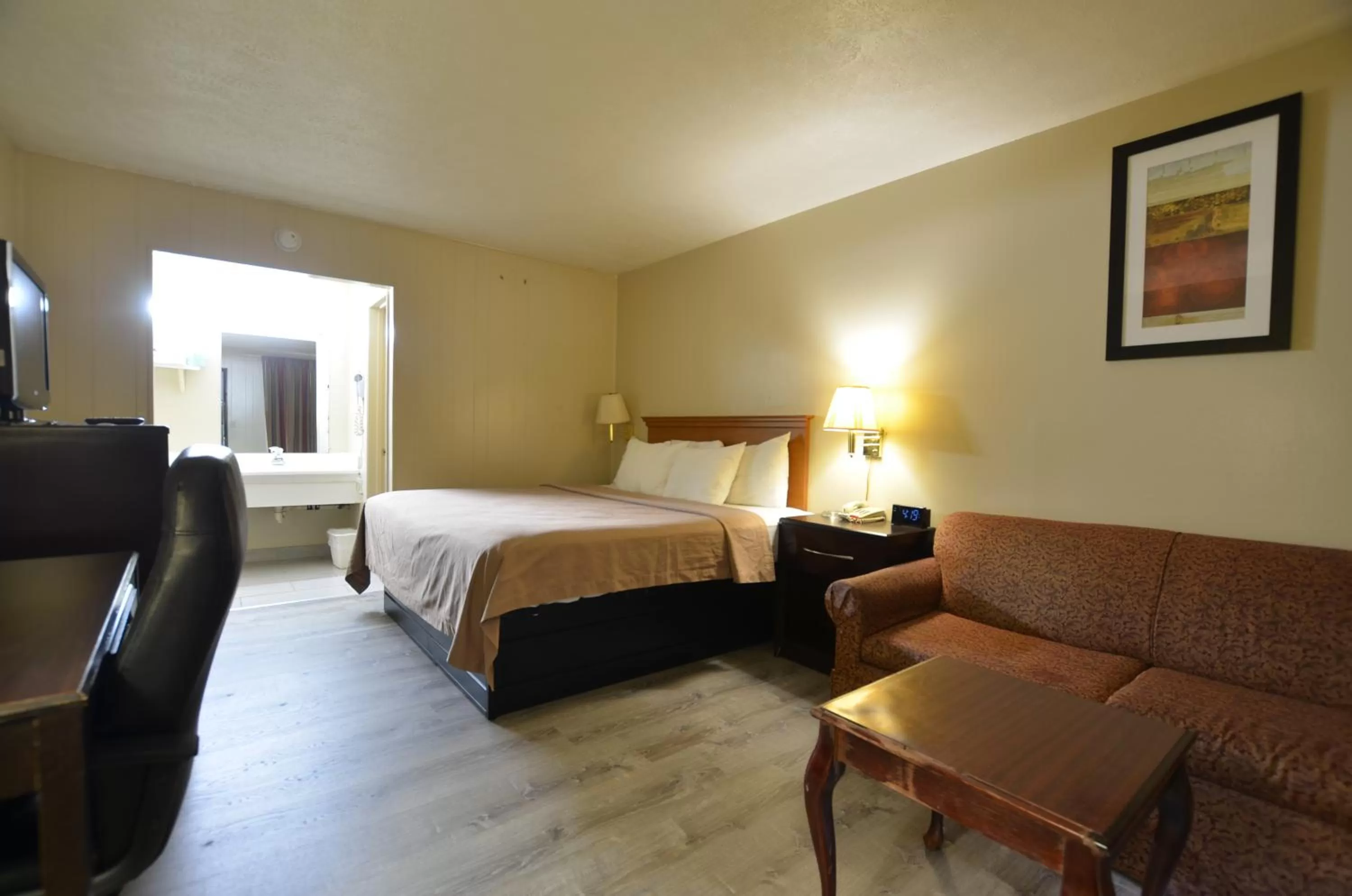 Photo of the whole room, Bed in Travelowes Motel - Maggie Valley