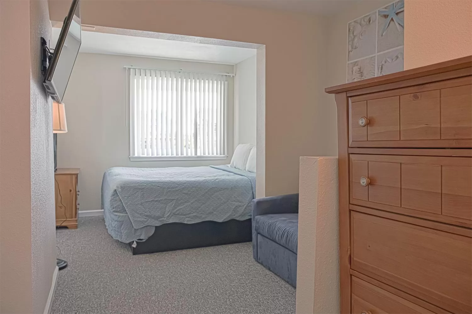 Photo of the whole room, Bed in Colonial Inn