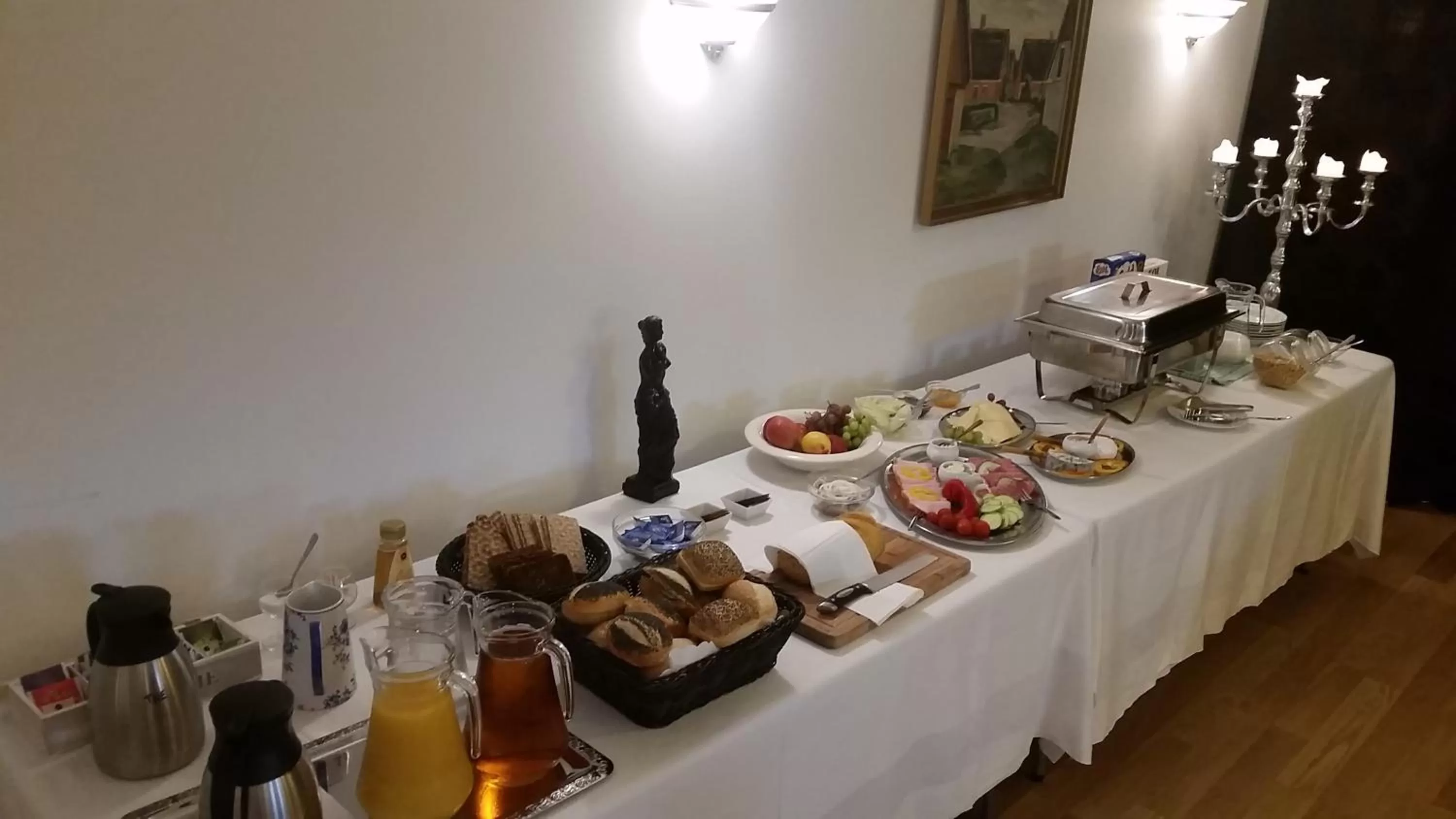 Buffet breakfast in Gørdinglund Herregård Bed & Breakfast