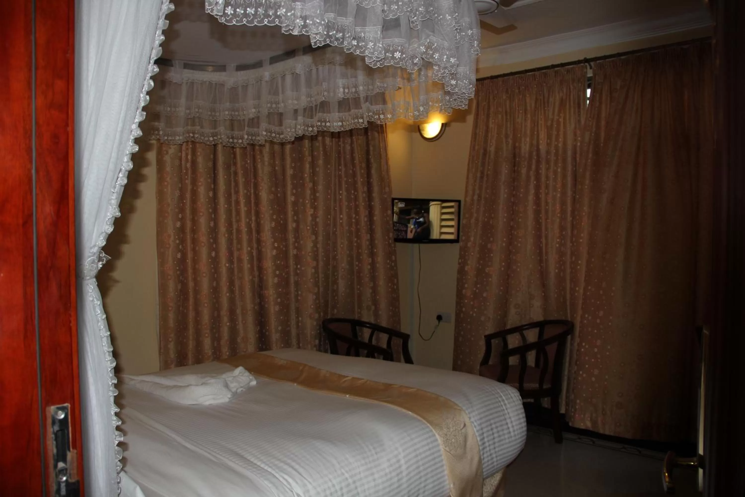 Bed in Lantana Hotel