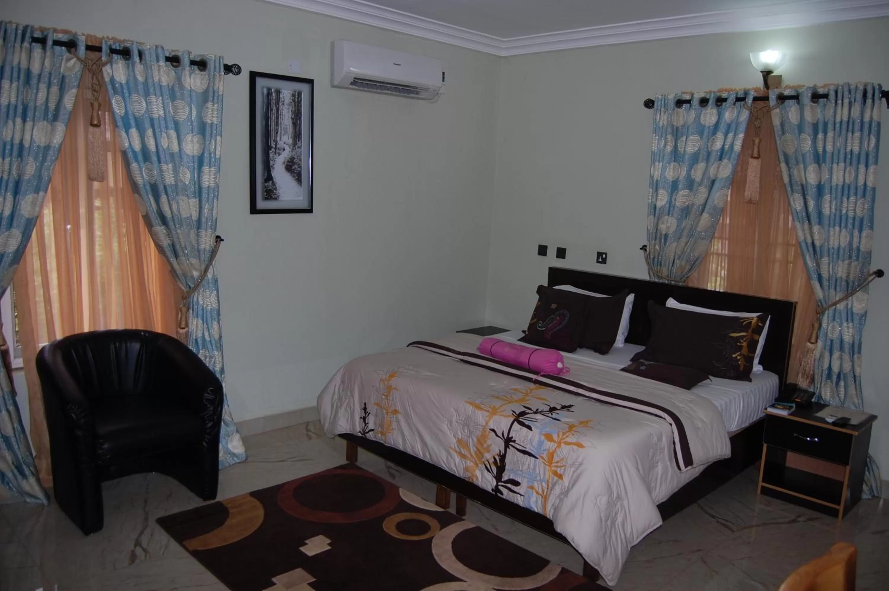 Bed in Nue-Crest Hotels & Suites