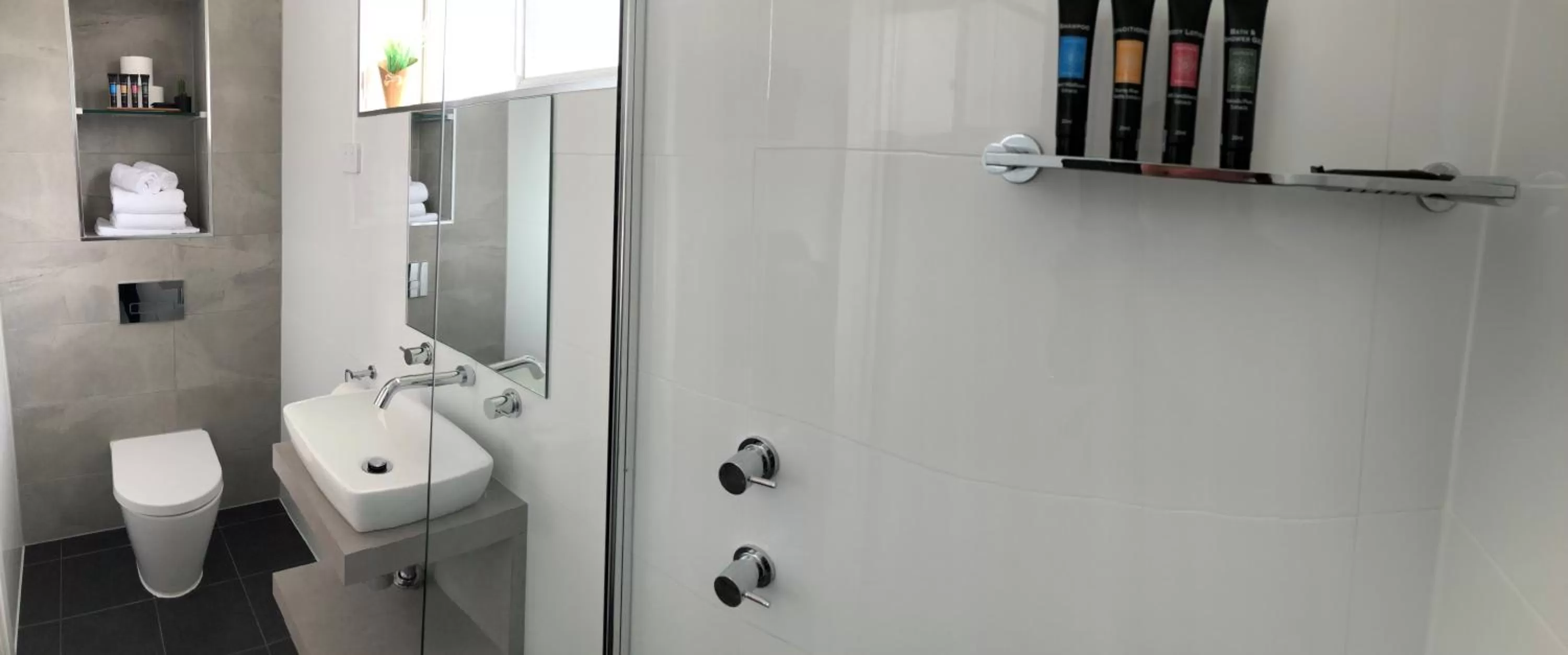 Toilet in The Avenue Inn