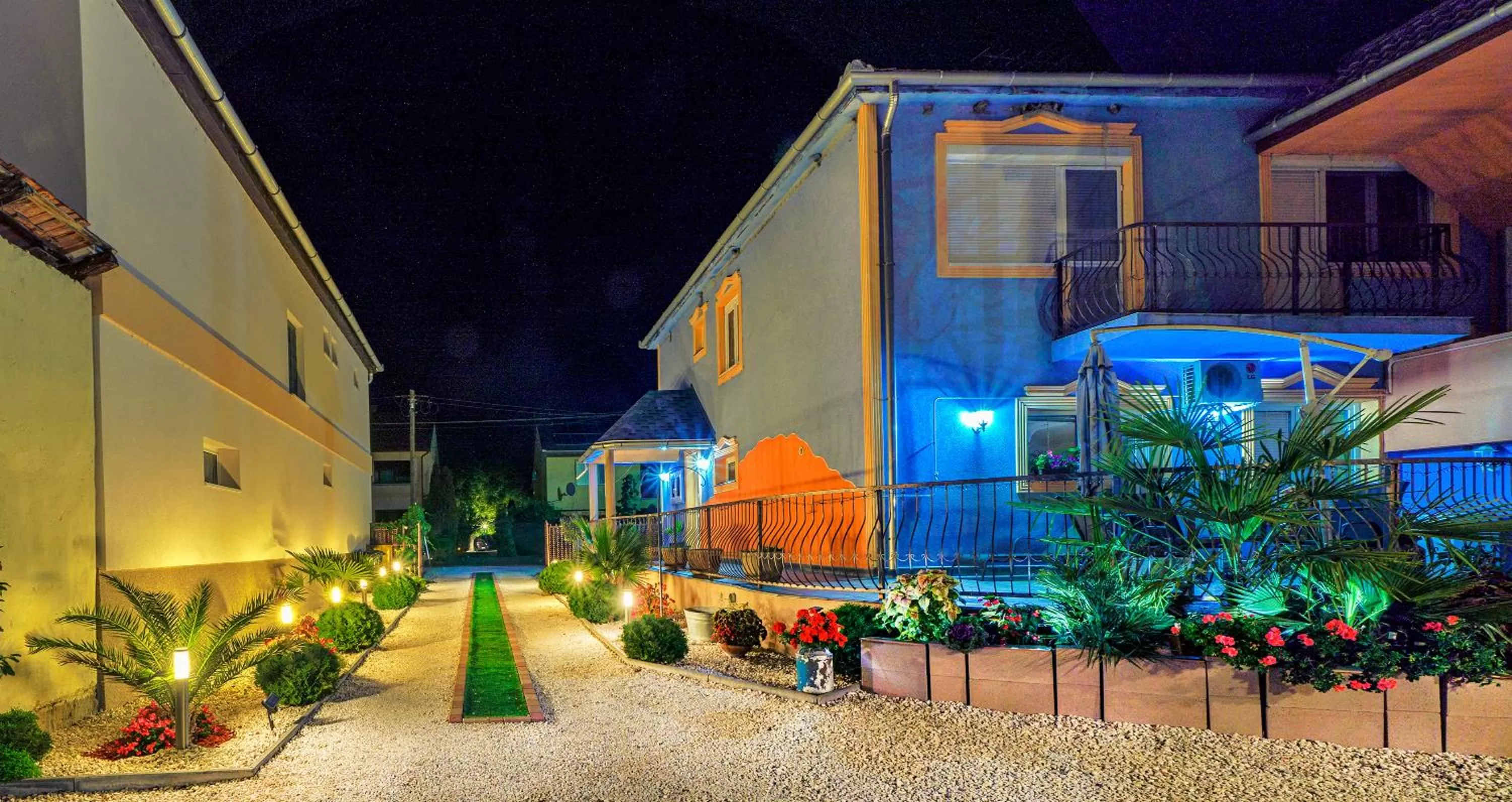 Night, Property Building in Vintiamo Apartmanok