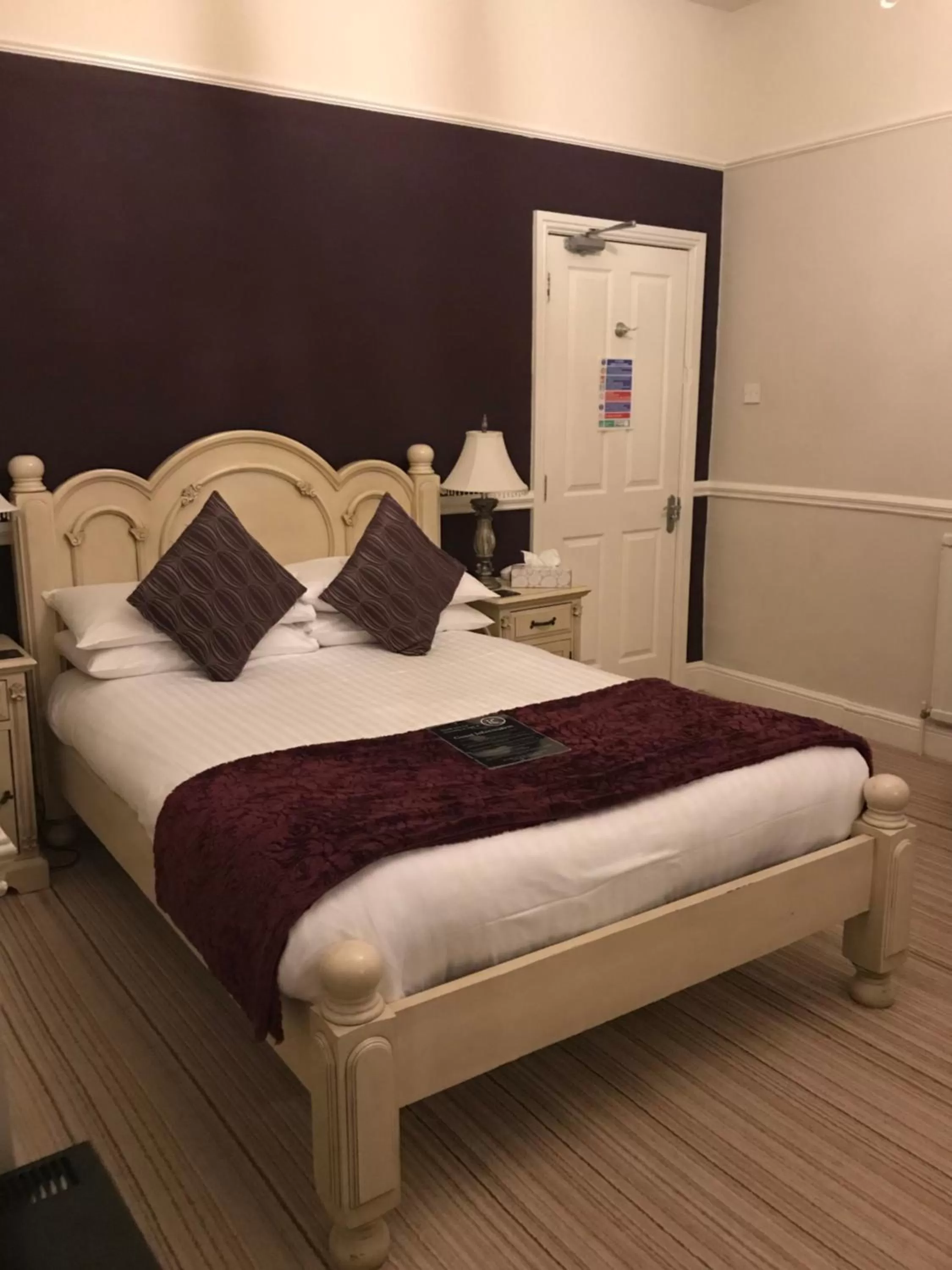 Bed in Lauriston & Lawton Court Hotel