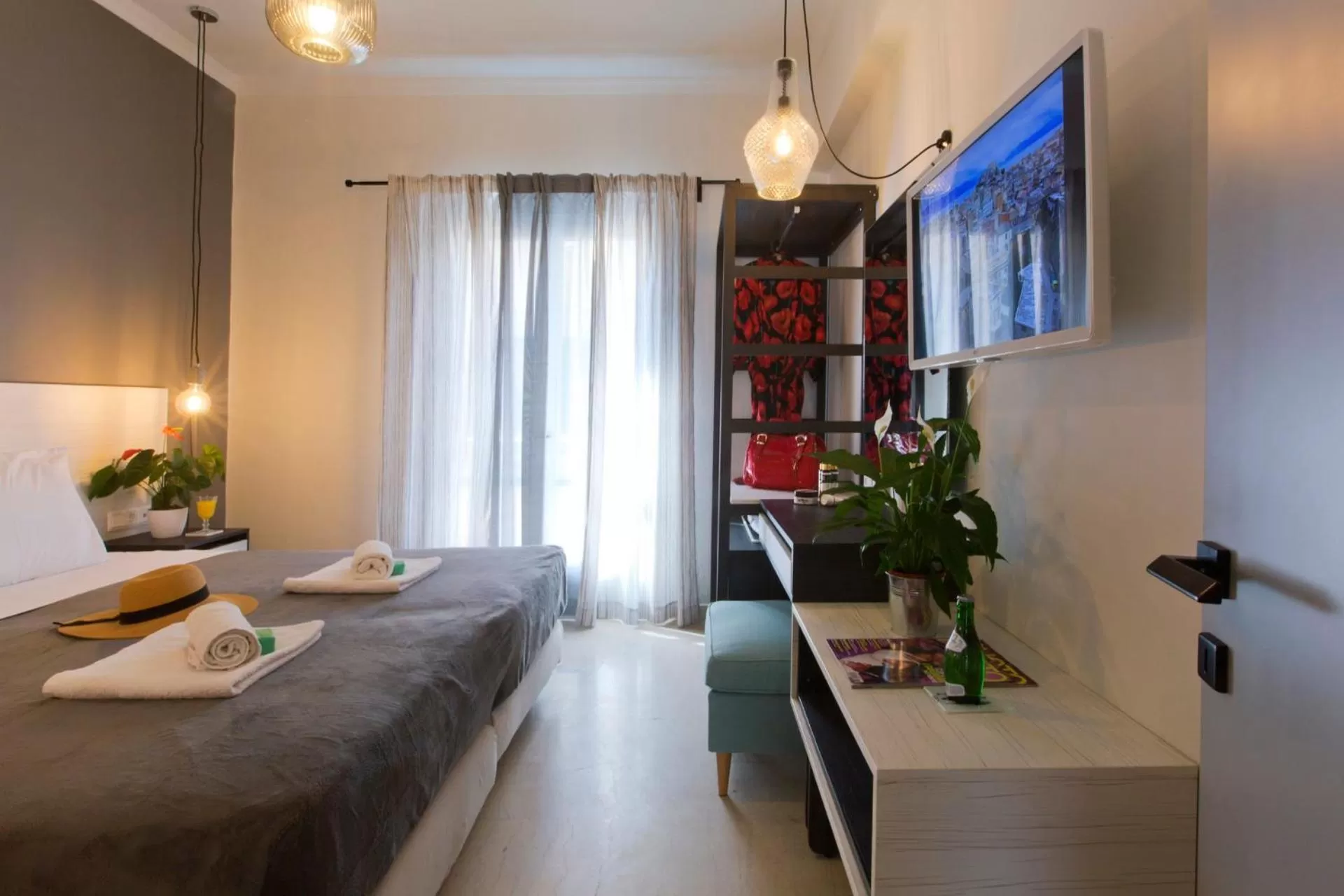 TV and multimedia, Bed in LOC HOSPITALITY Urban Suites