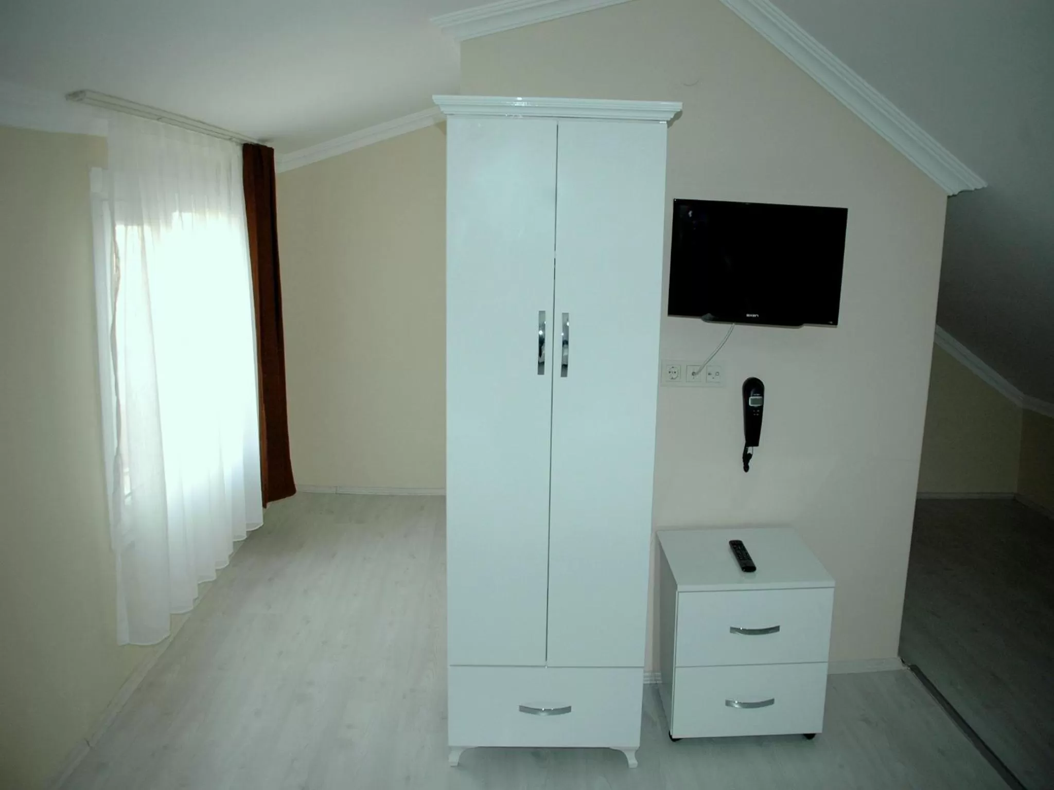 Photo of the whole room, TV/Entertainment Center in Tolga Hotel