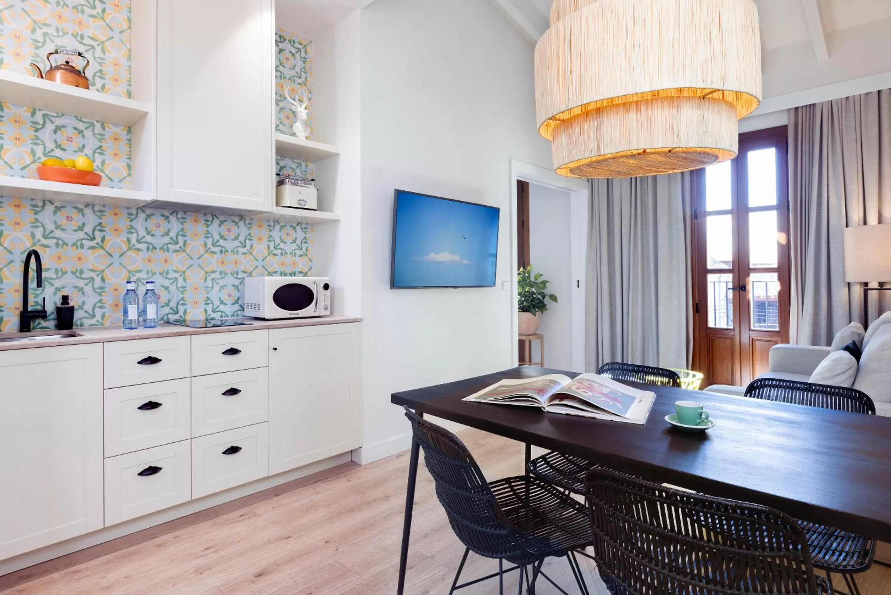 Dining area in Samaritana Suites