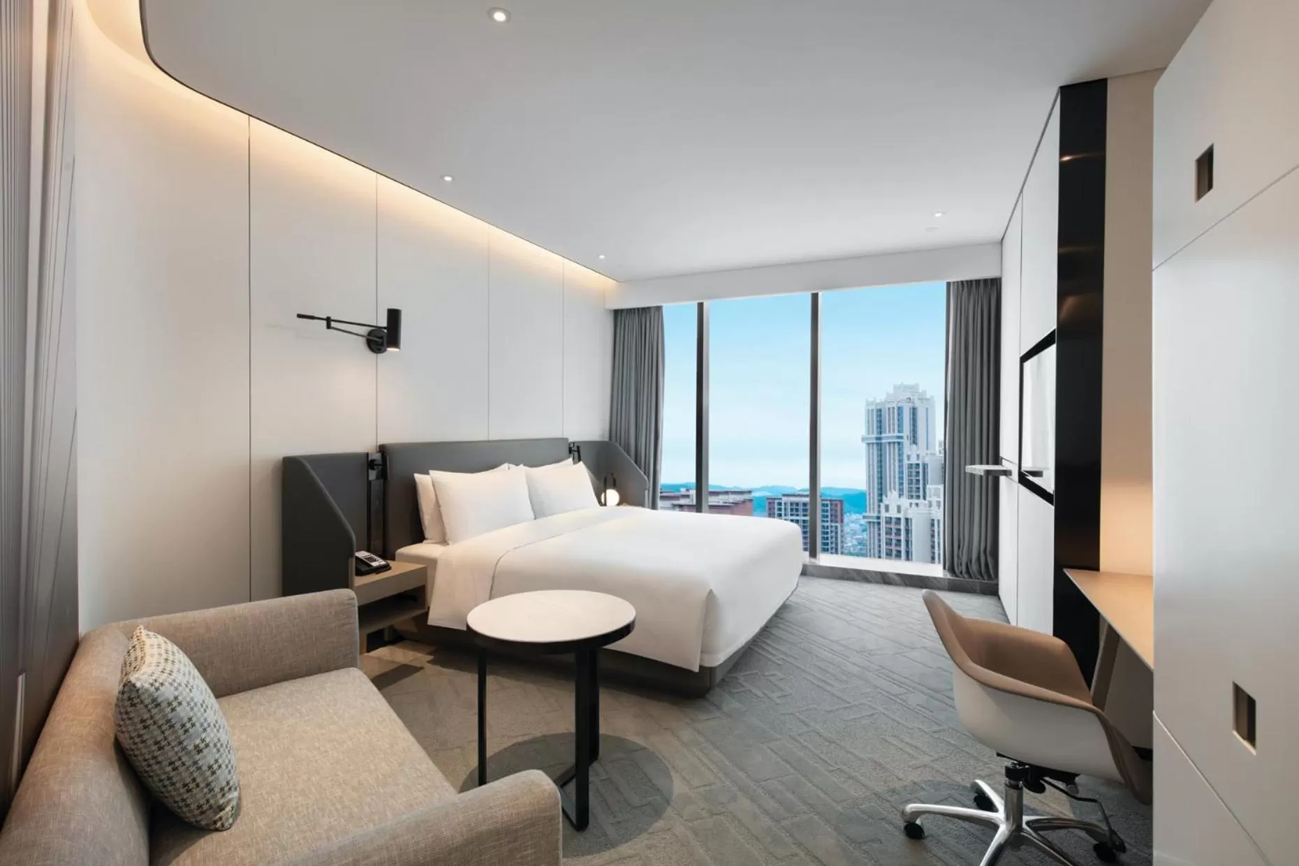 Photo of the whole room, Bed in Crowne Plaza Quanzhou Riverview by IHG