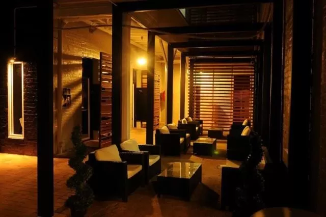 Lounge or bar in Crossroads Hotel