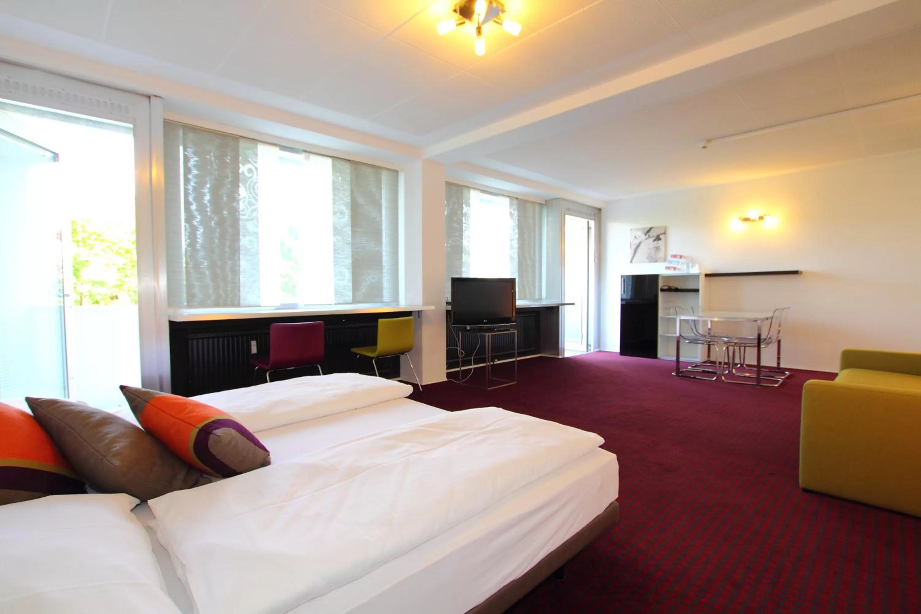 Communal lounge/ TV room, Bed in College Garden Hotel