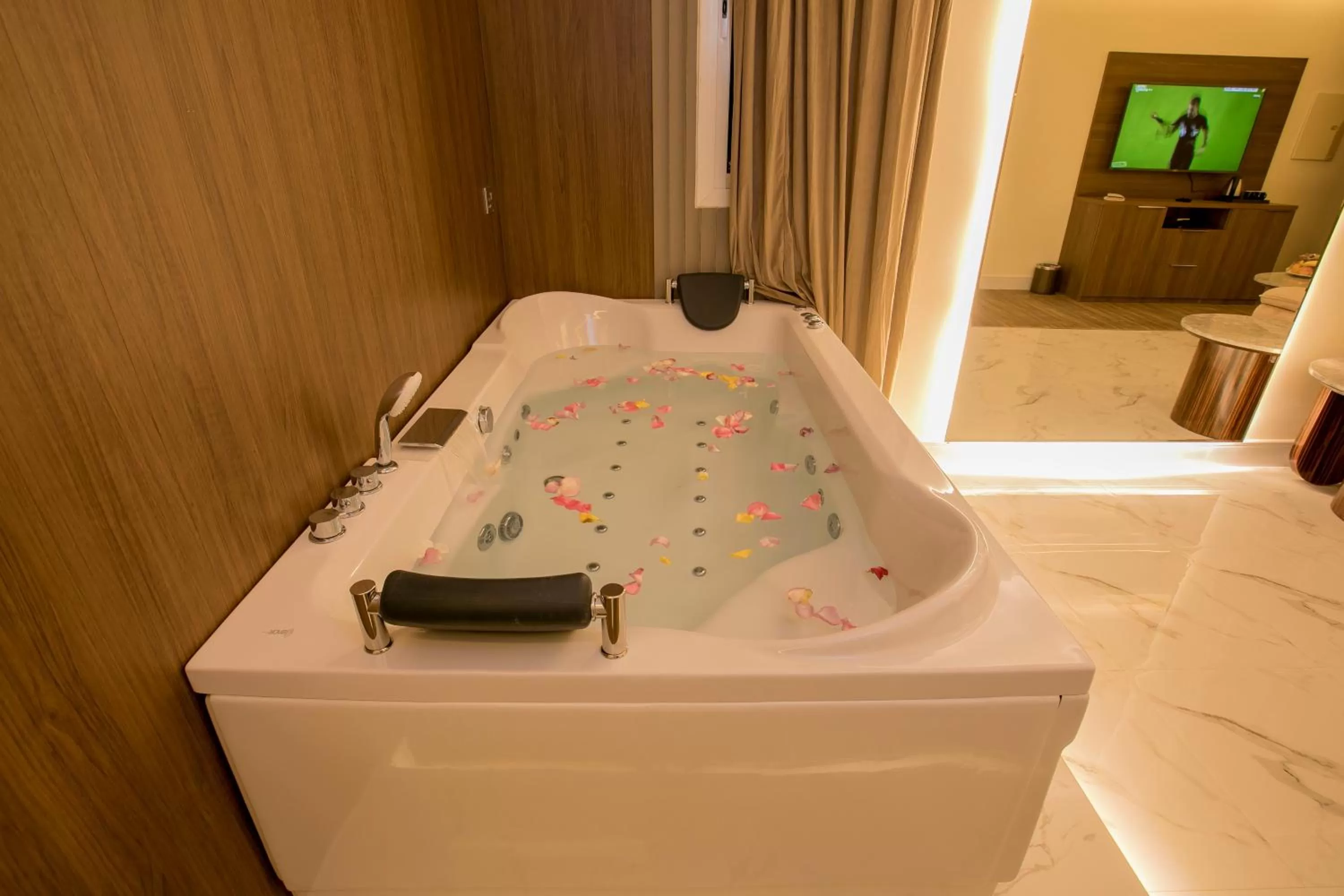 Hot Tub in Luxury Night Al Munsiyah