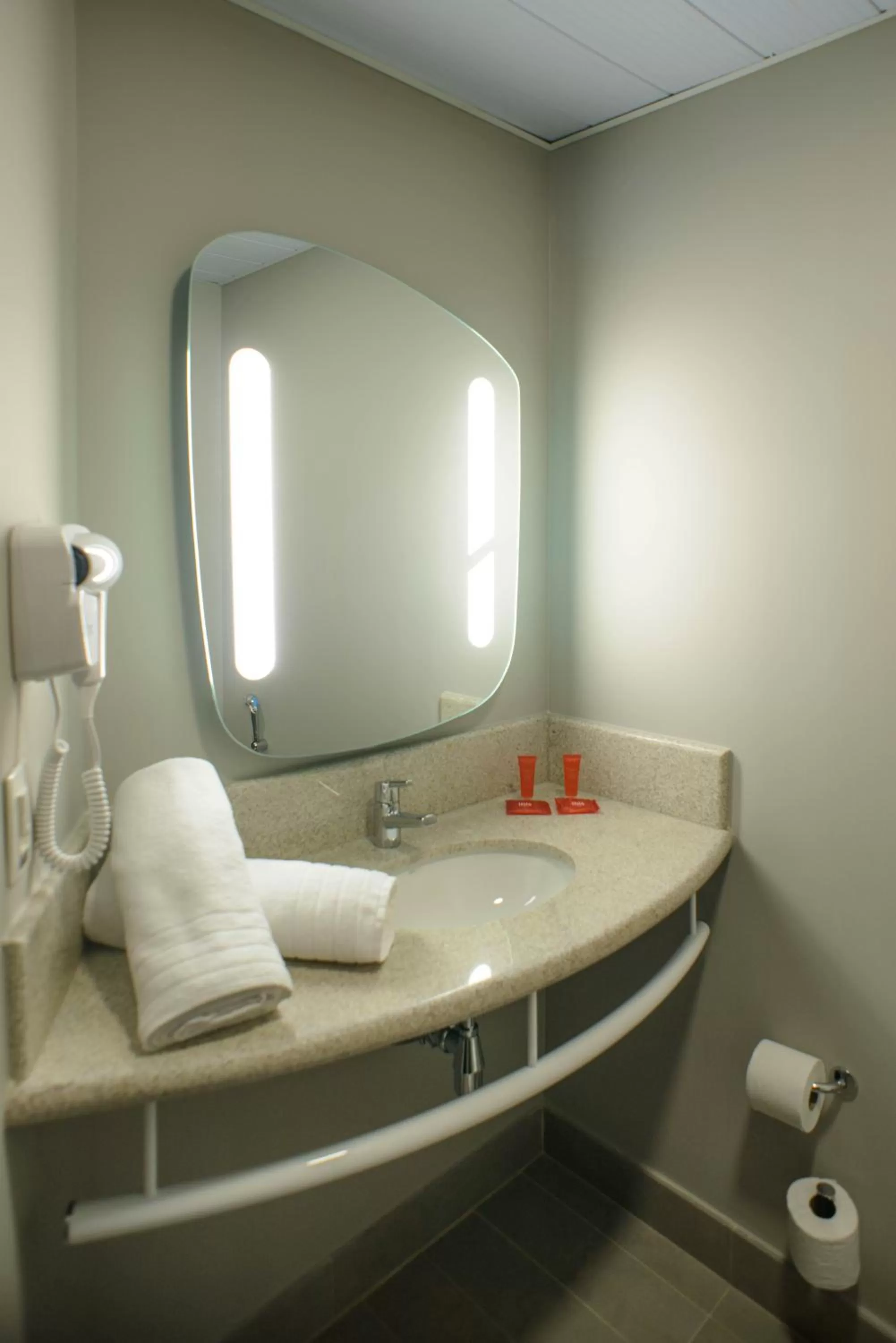 Bathroom in ibis Itatiba