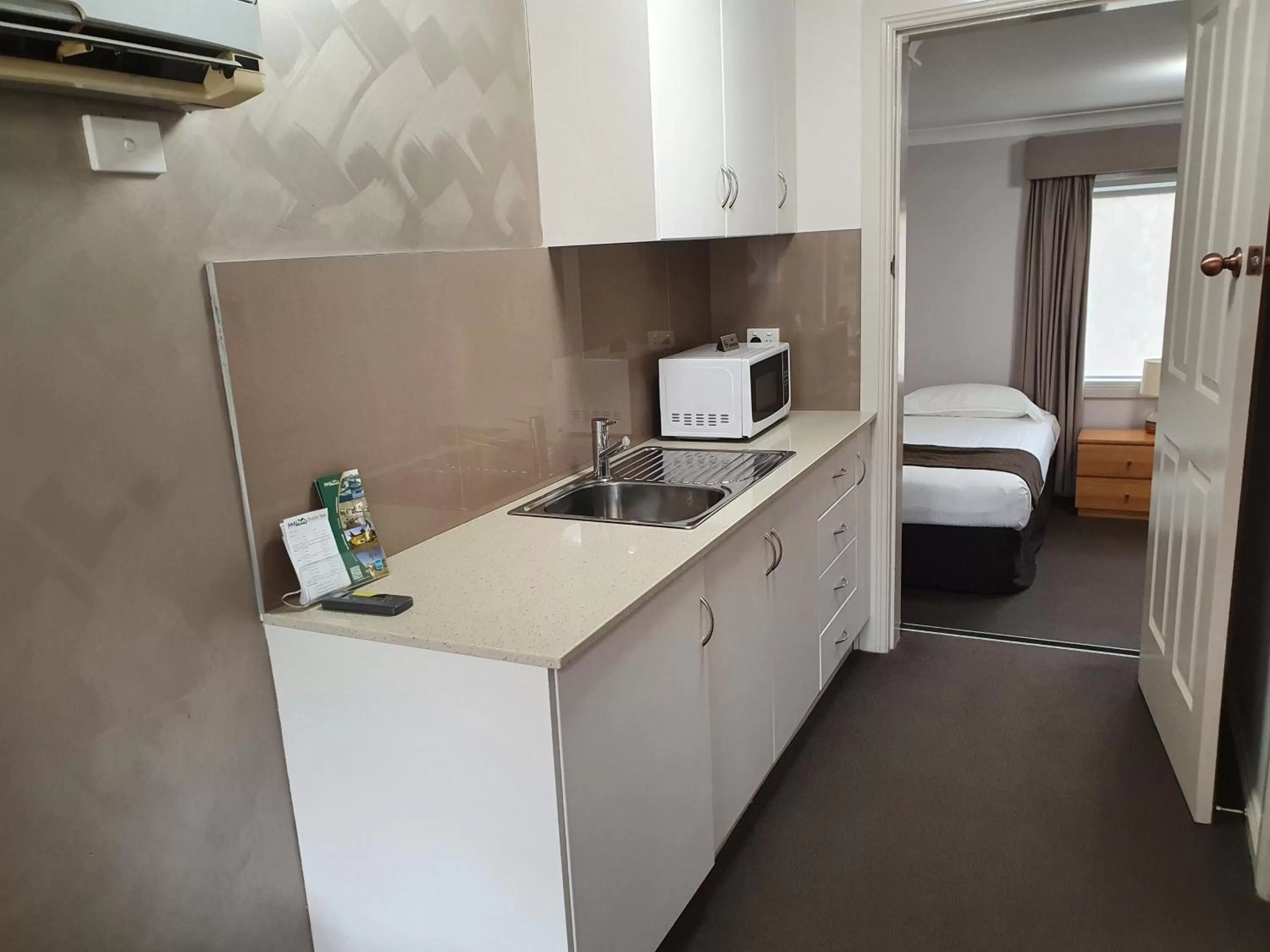 Kitchen or kitchenette, Bed in The Aston Motel Tamworth