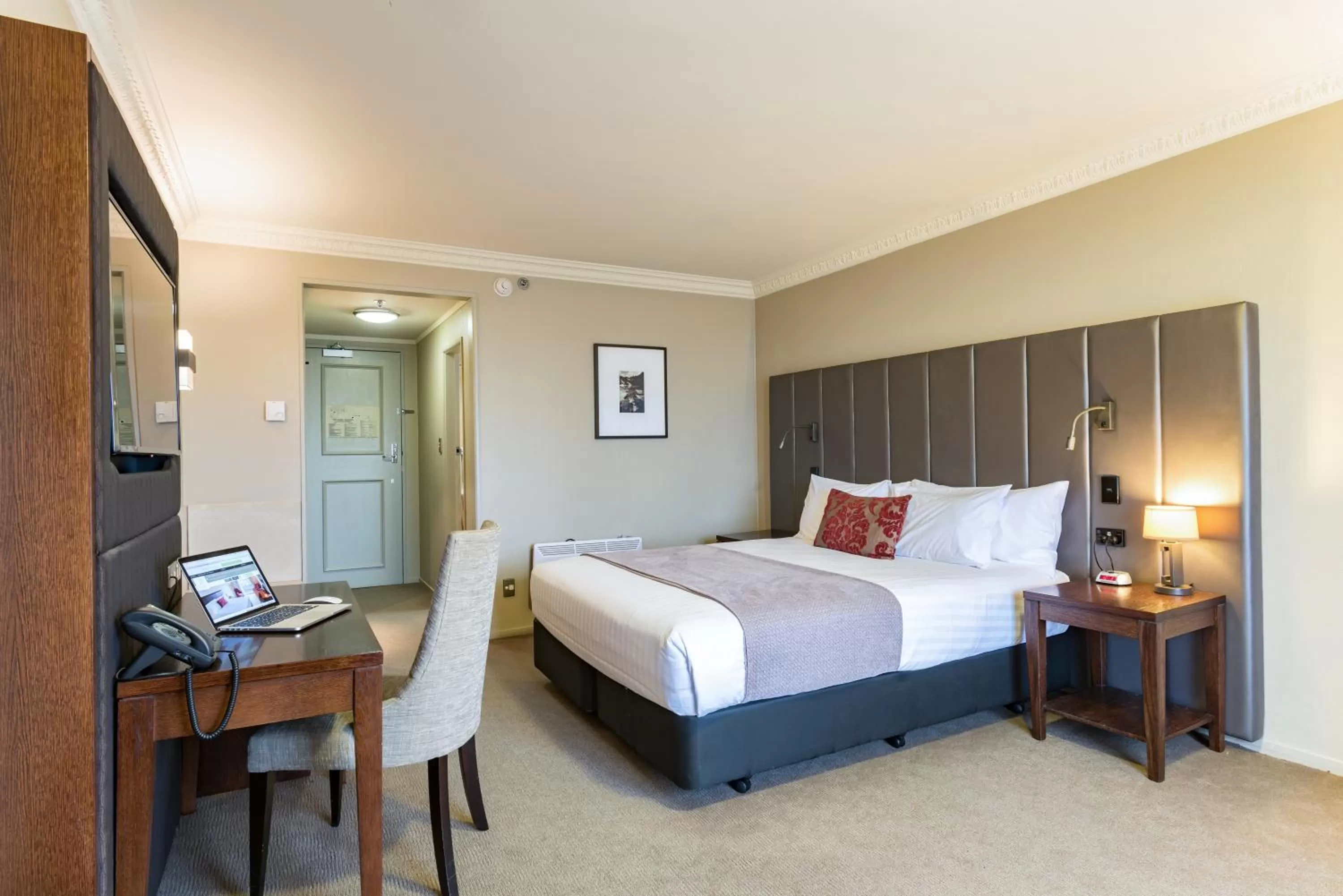 Bedroom, Bed in Distinction Hotel Rotorua