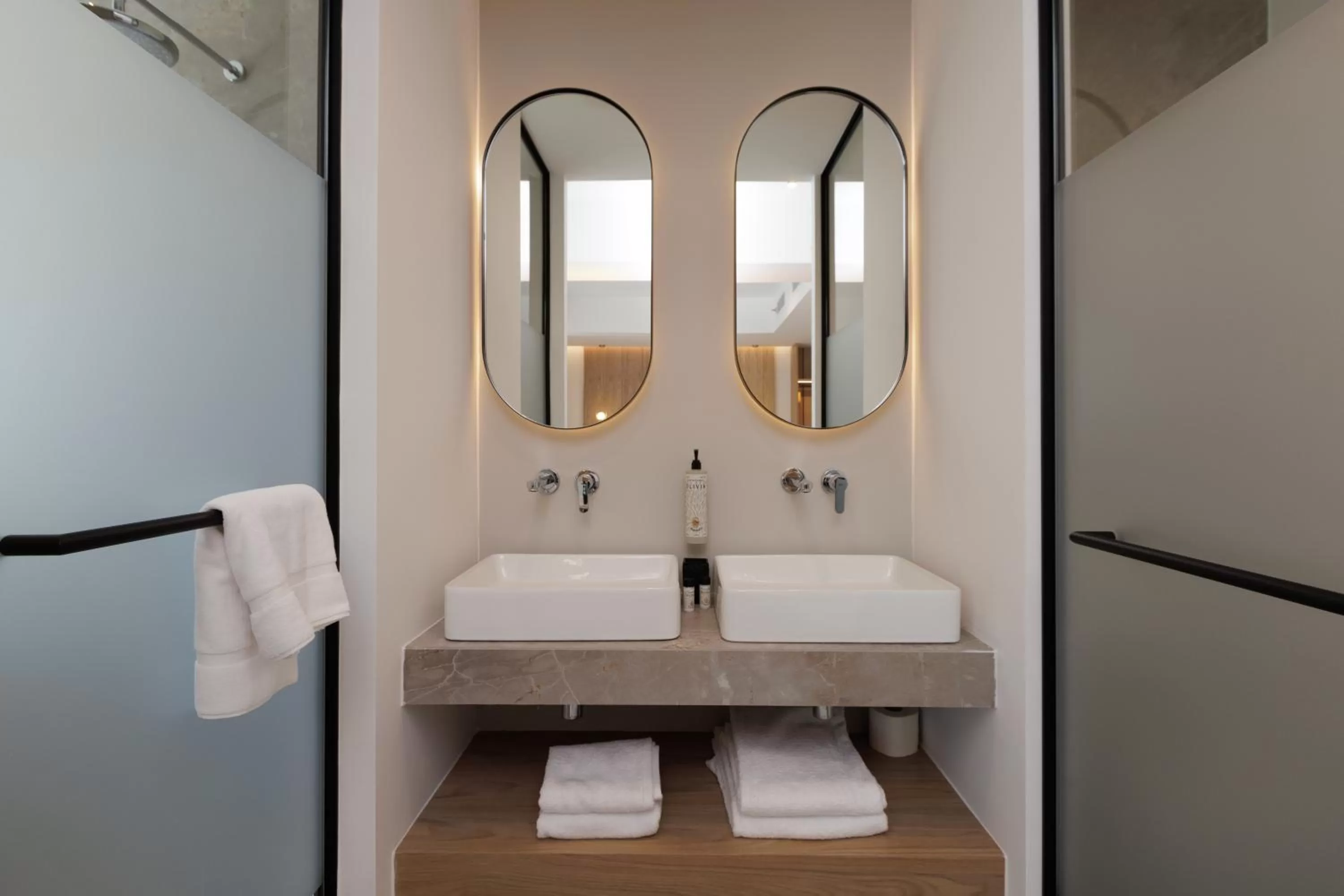 Bathroom in LUX&EASY Signature Syngrou 234