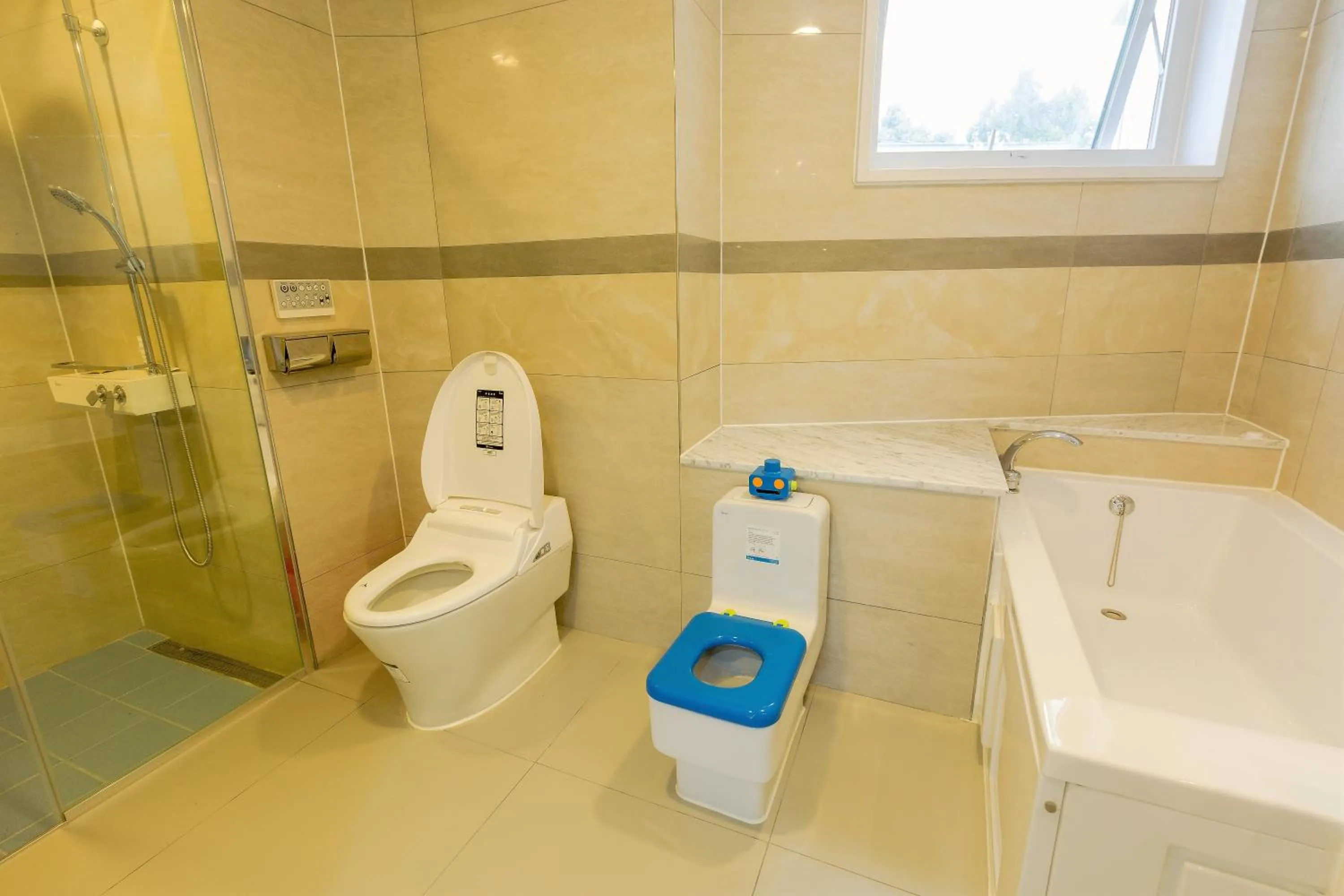 Toilet in Gladsheim Hotel