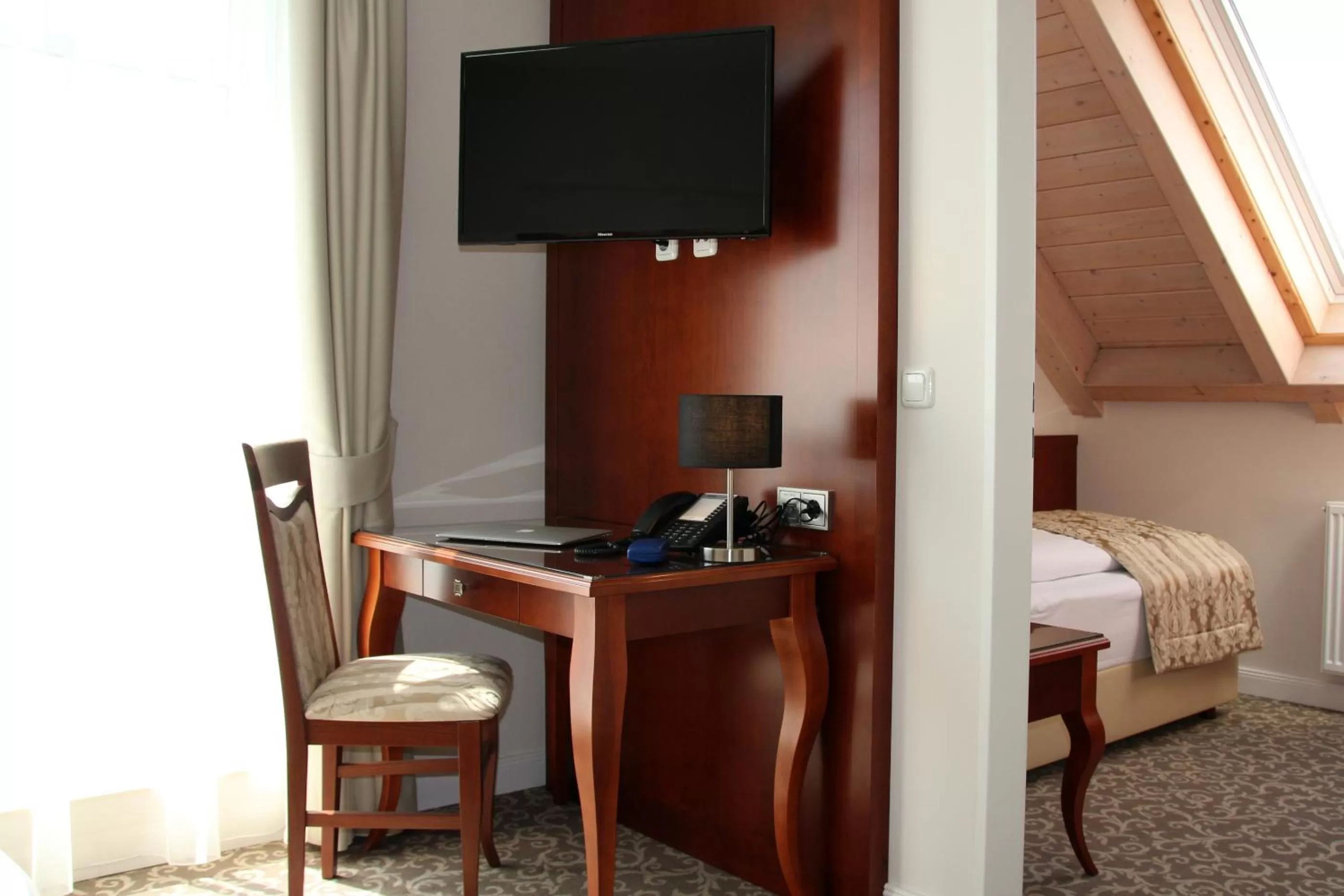 TV and multimedia, Bed in Avalon Hotel Bellevue