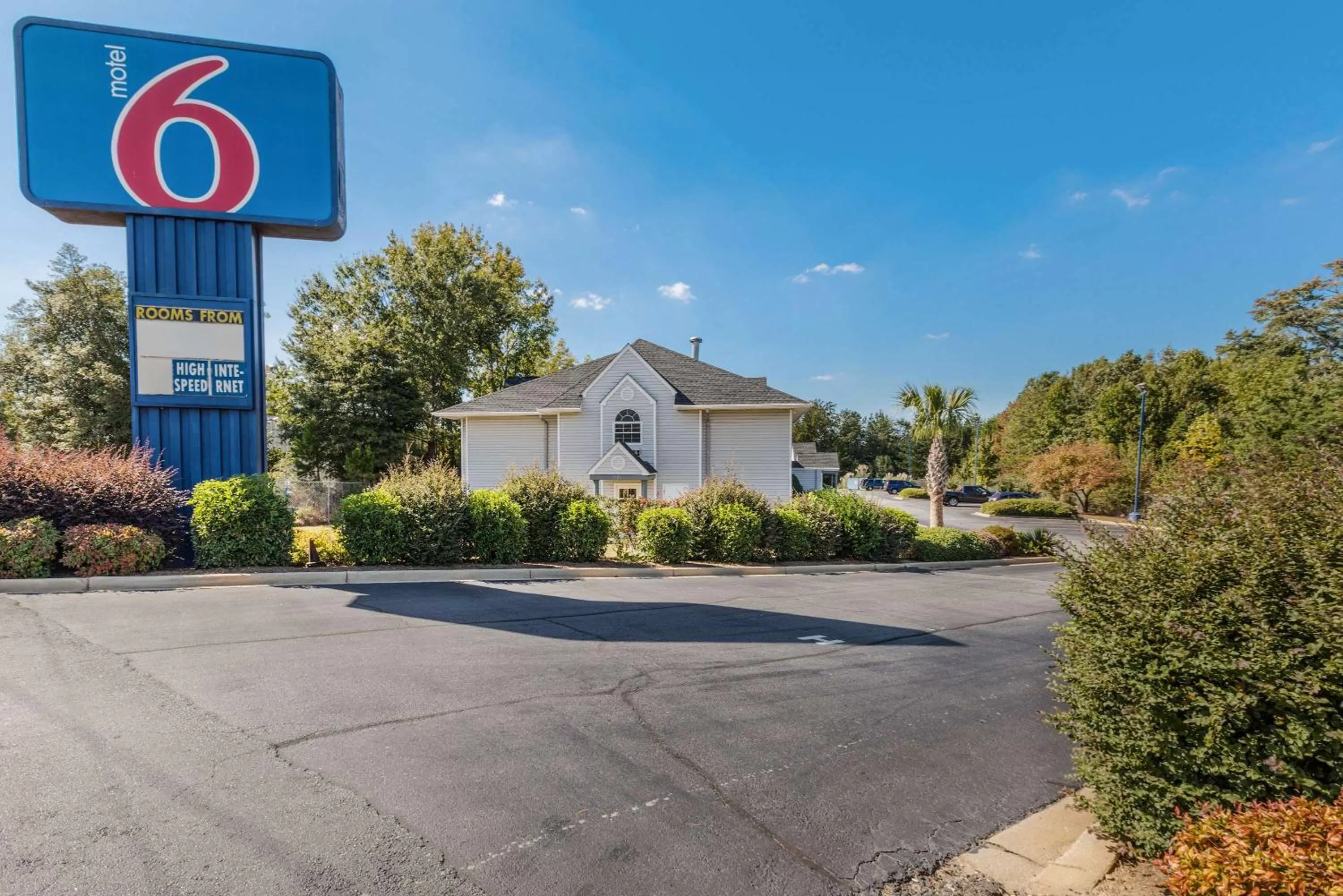 Property building in Motel 6-Simpsonville, SC - Greenville